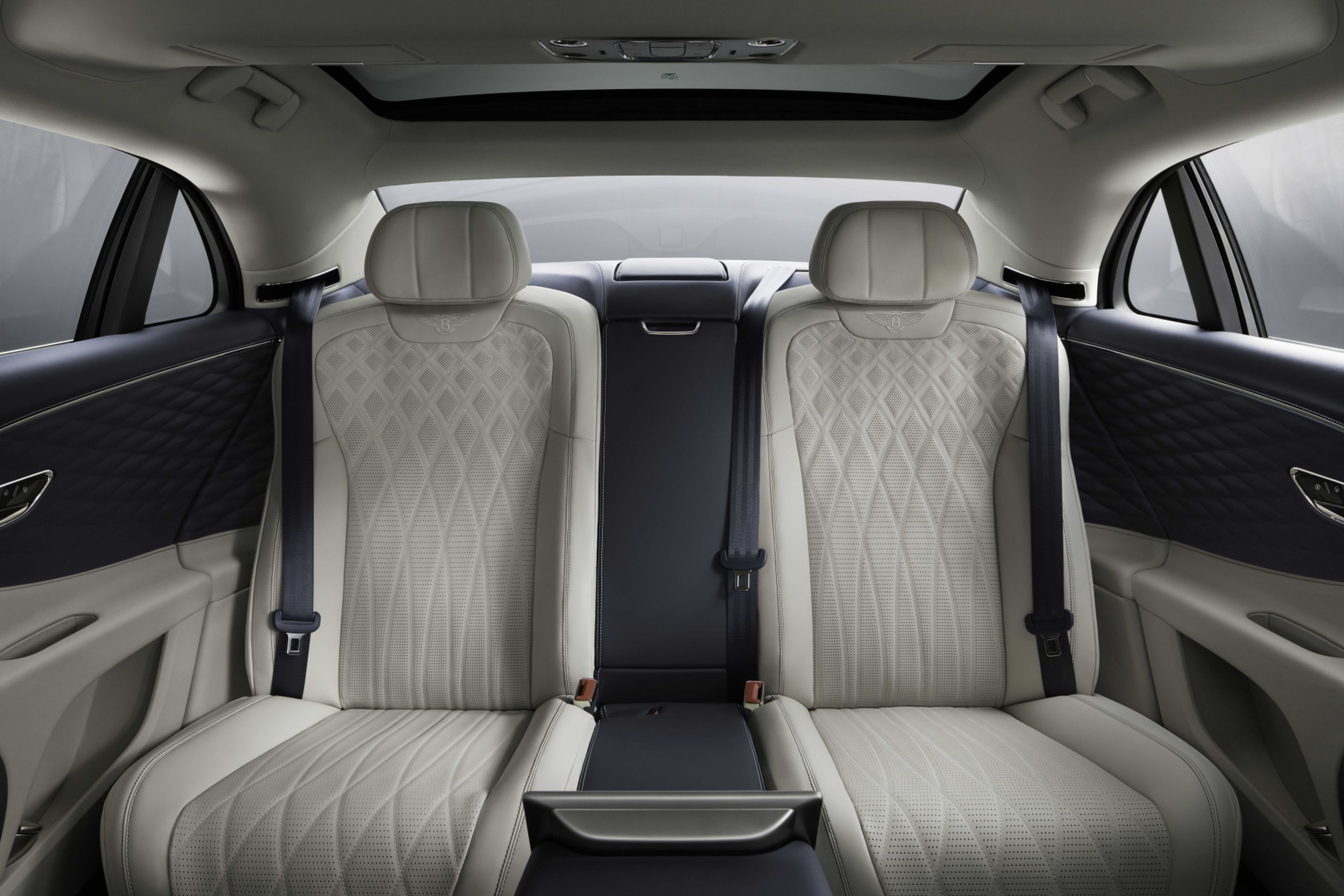 Bentley Flying Spur - 1 - Fotogalerie: Sportovní limuzína Bentley Flying Spur (2/14)