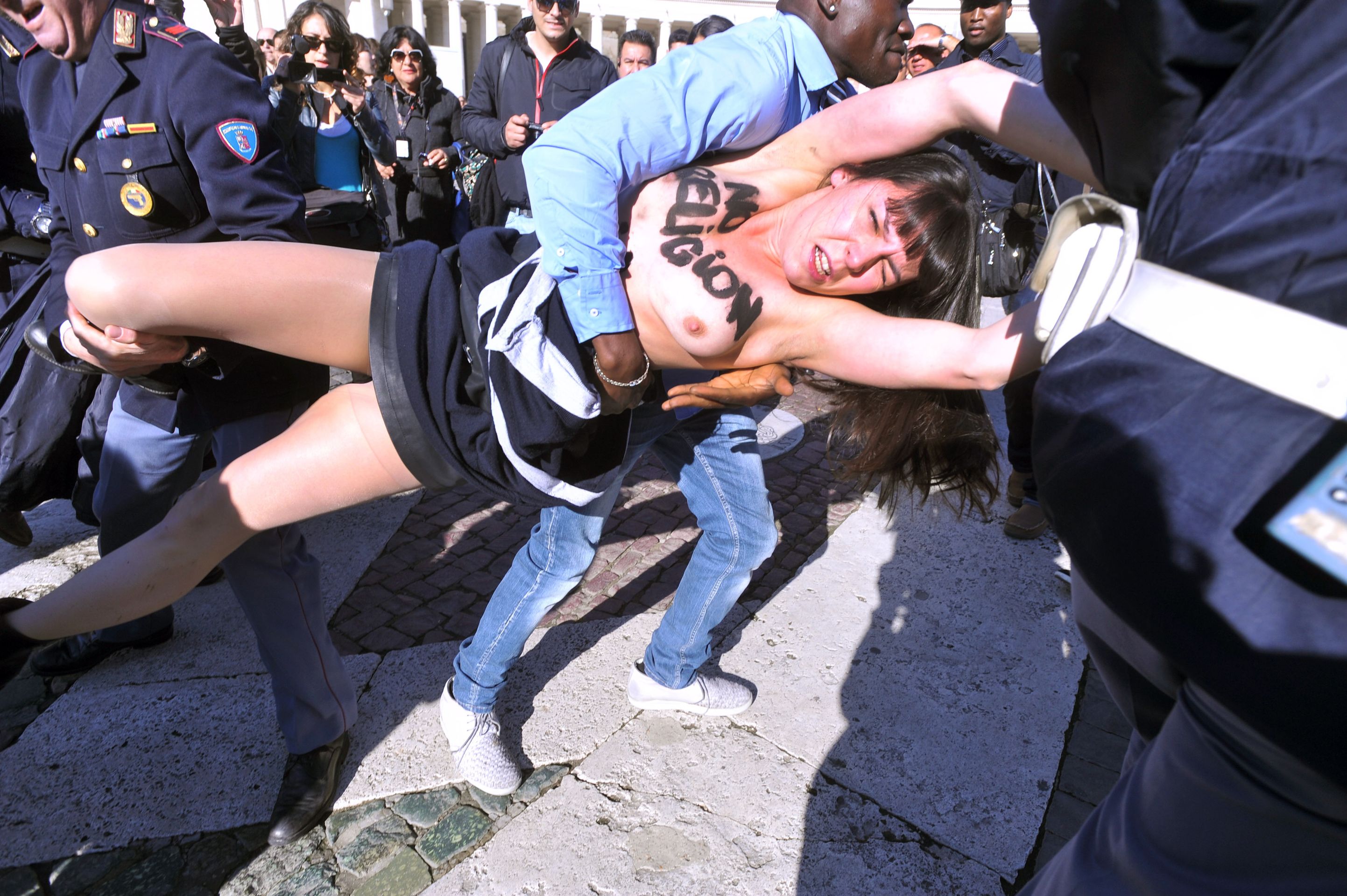 FEMEN v Římě - 5 - FEMEN v Římě (3/7)