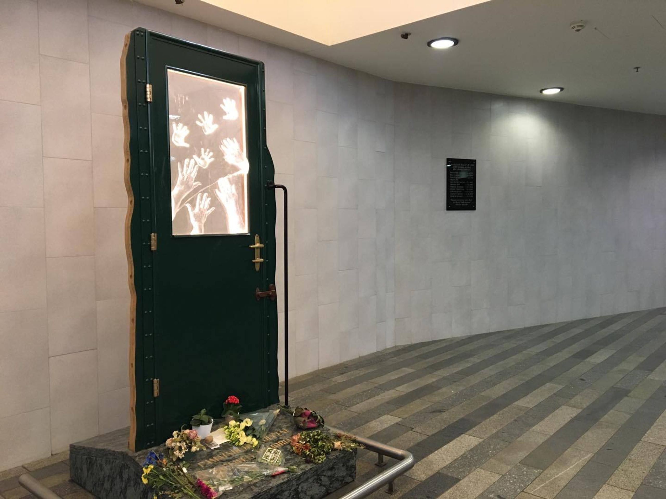 Pomník Wintonových dětí na Hlavním nádraží zničil vandal - 5 - GALERIE: Poničený památník Wintonových dětí v Praze na Hlavním nádraží (5/9)