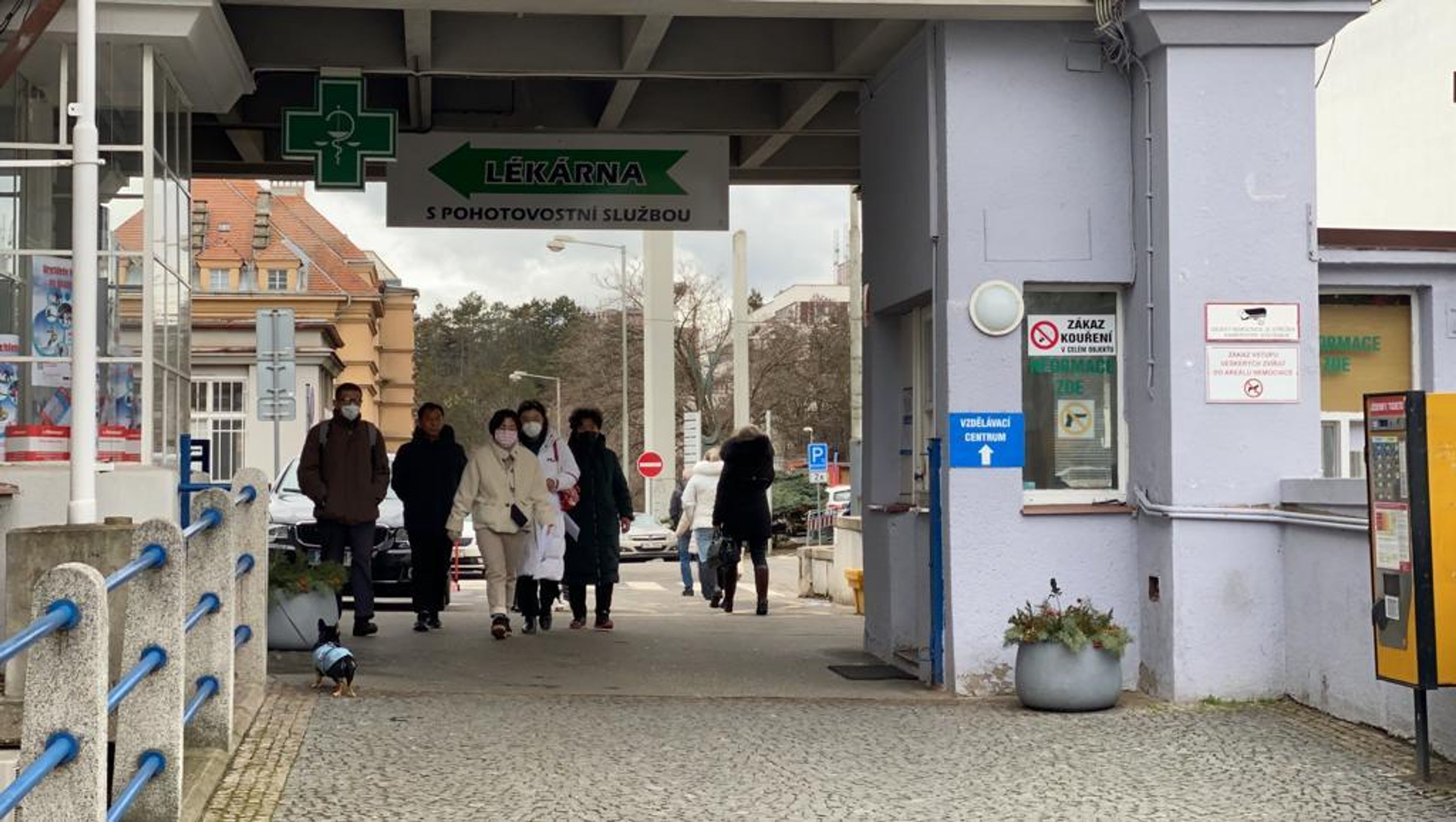 Skupina čínských turistů opustila nemocnici Na Bulovce - 3 - GALERIE: Skupina čínských turistů opustila nemocnici Na Bulovce (3/6)
