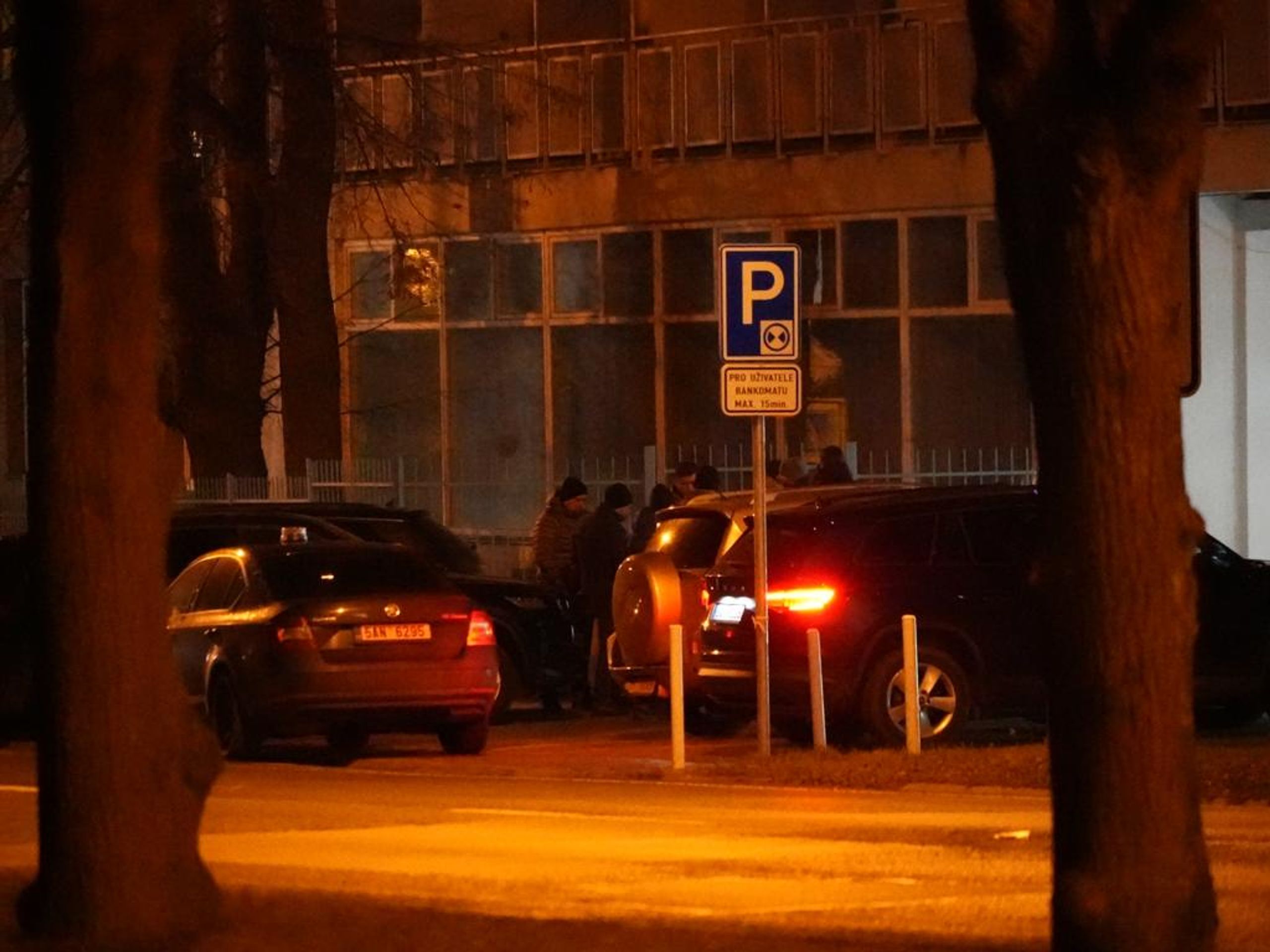 Razie v klánovické ubytovně pravděpodobně souvisí s páteční dvojnásobnou vraždou - Razie v klánovické ubytovně (3/4)