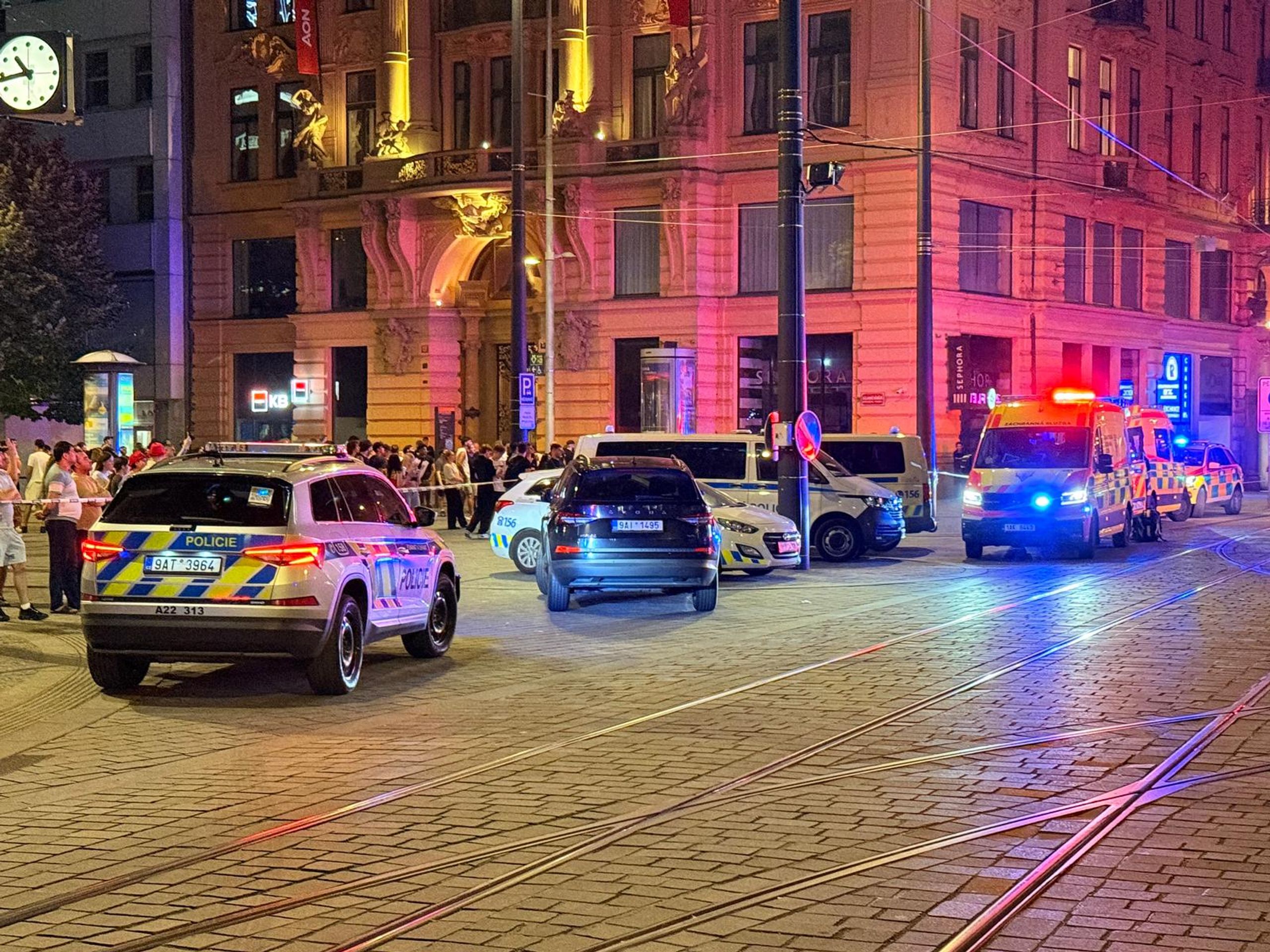 Noční požár a zásah hasičů na Václavském náměstí - Noční požár a zásah hasičů na Václavském náměstí (6/13)