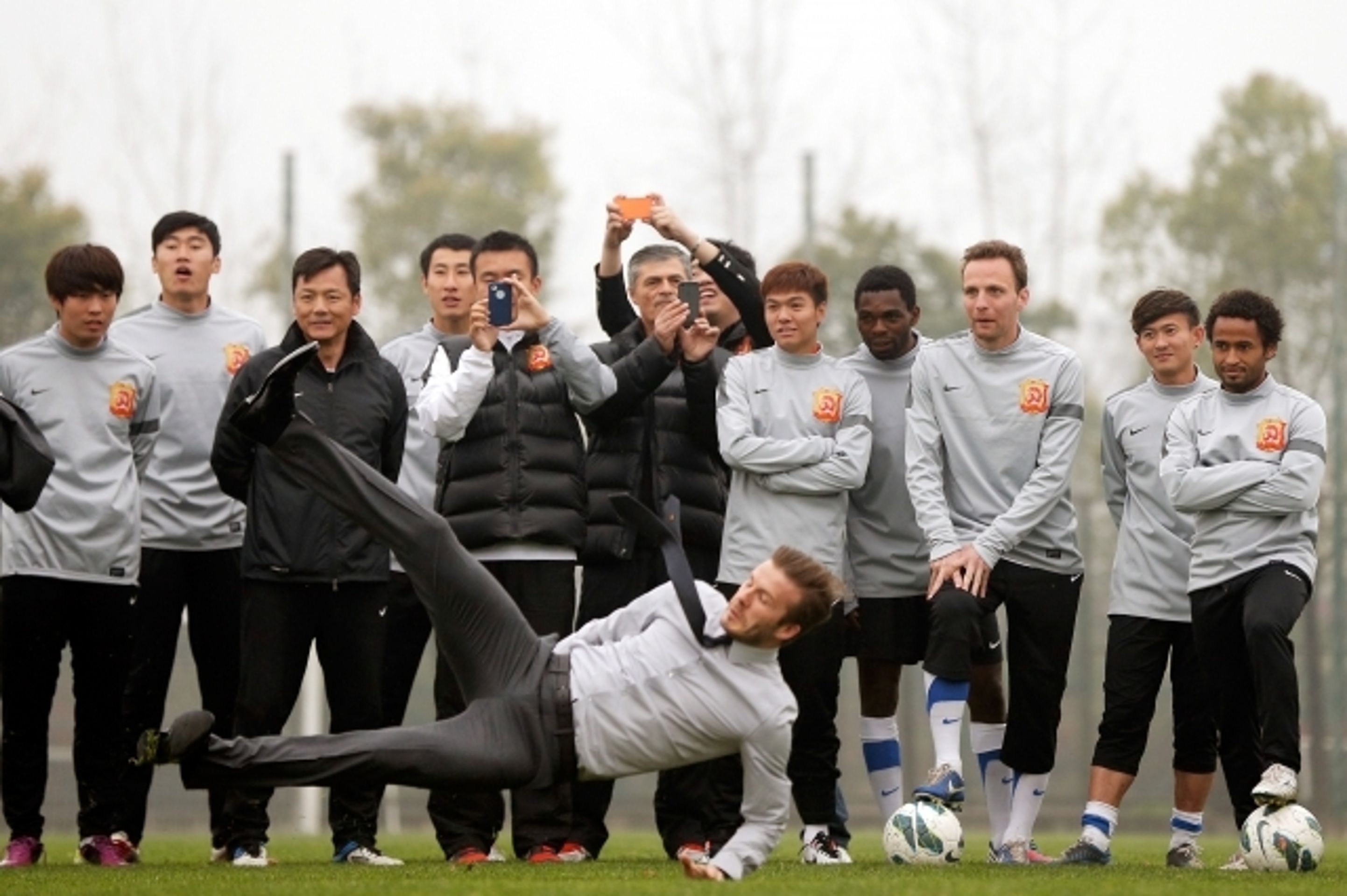 David Beckham upadl v Číně na hřišti - 3 - GALERIE: Pád Davida Beckhama v Číně (8/13)