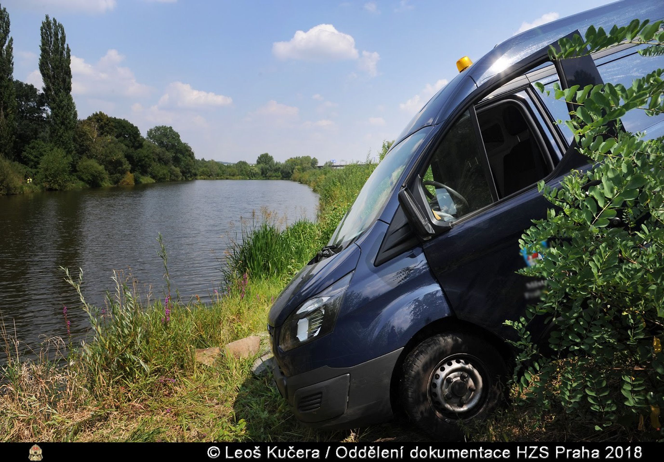 Hasiči v Praze vytahovali dodávku, která sjela do Vltavy - 7 - GALERIE: Hasiči v Praze vyprošťovali auto z Vltavy (4/10)