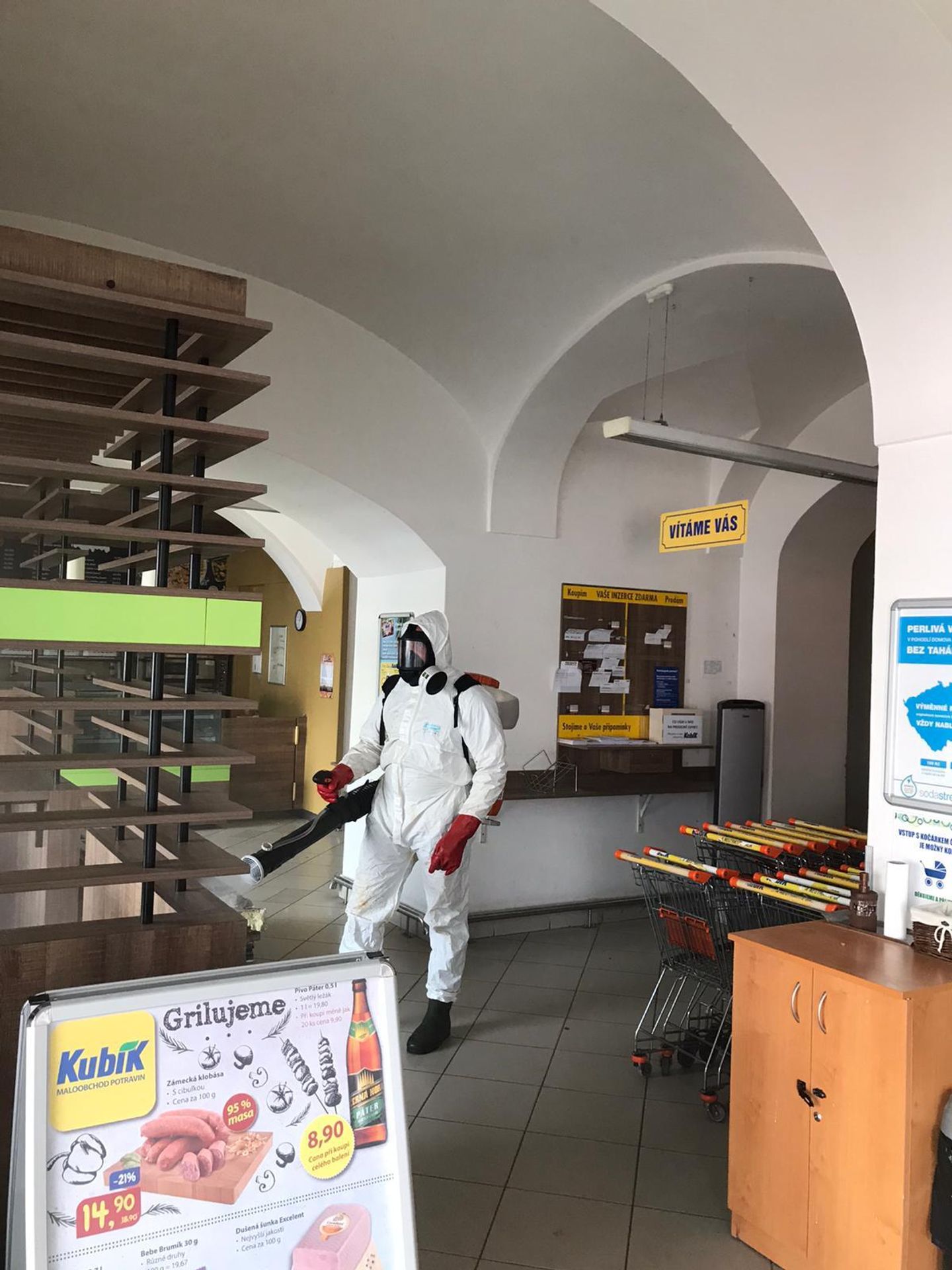 Uzavření supermarketu v Litomyšli kvůli koronaviru - 2 - GALERIE: Uzavření supermarketu v Litomyšli kvůli koronaviru (2/7)