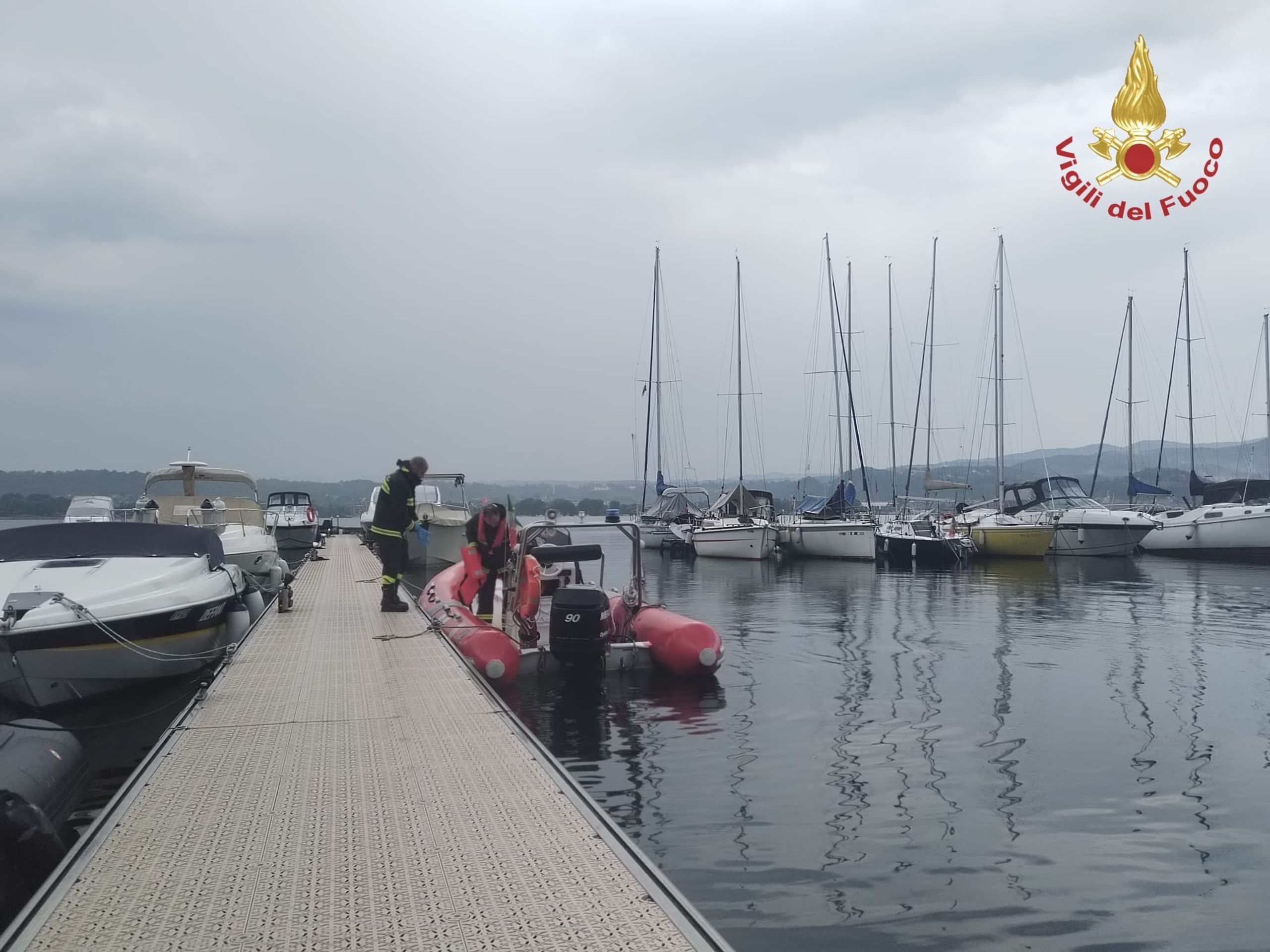 Do pátrací akce se zapojili i potápěči - V italském jezeře se potopila loď (3/4)