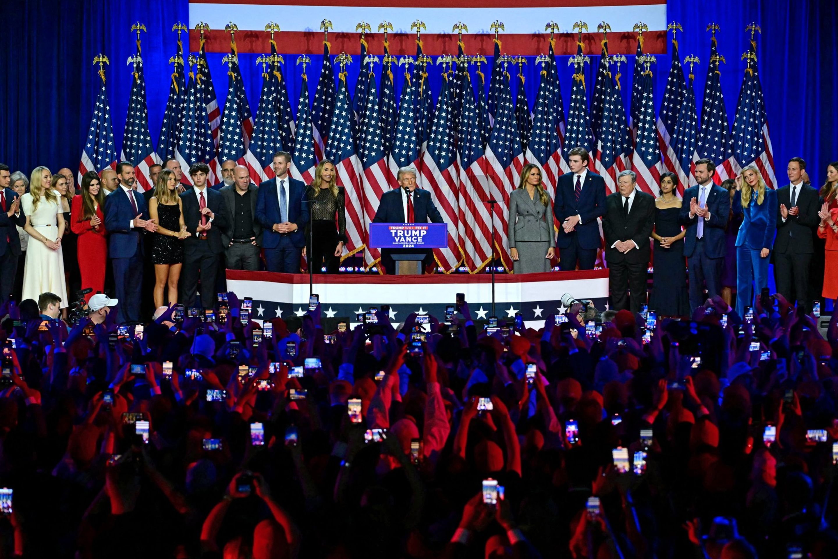 Donald Trump na povolebním shromáždění - Tihle lidé slavili s Trumpem (12/12)