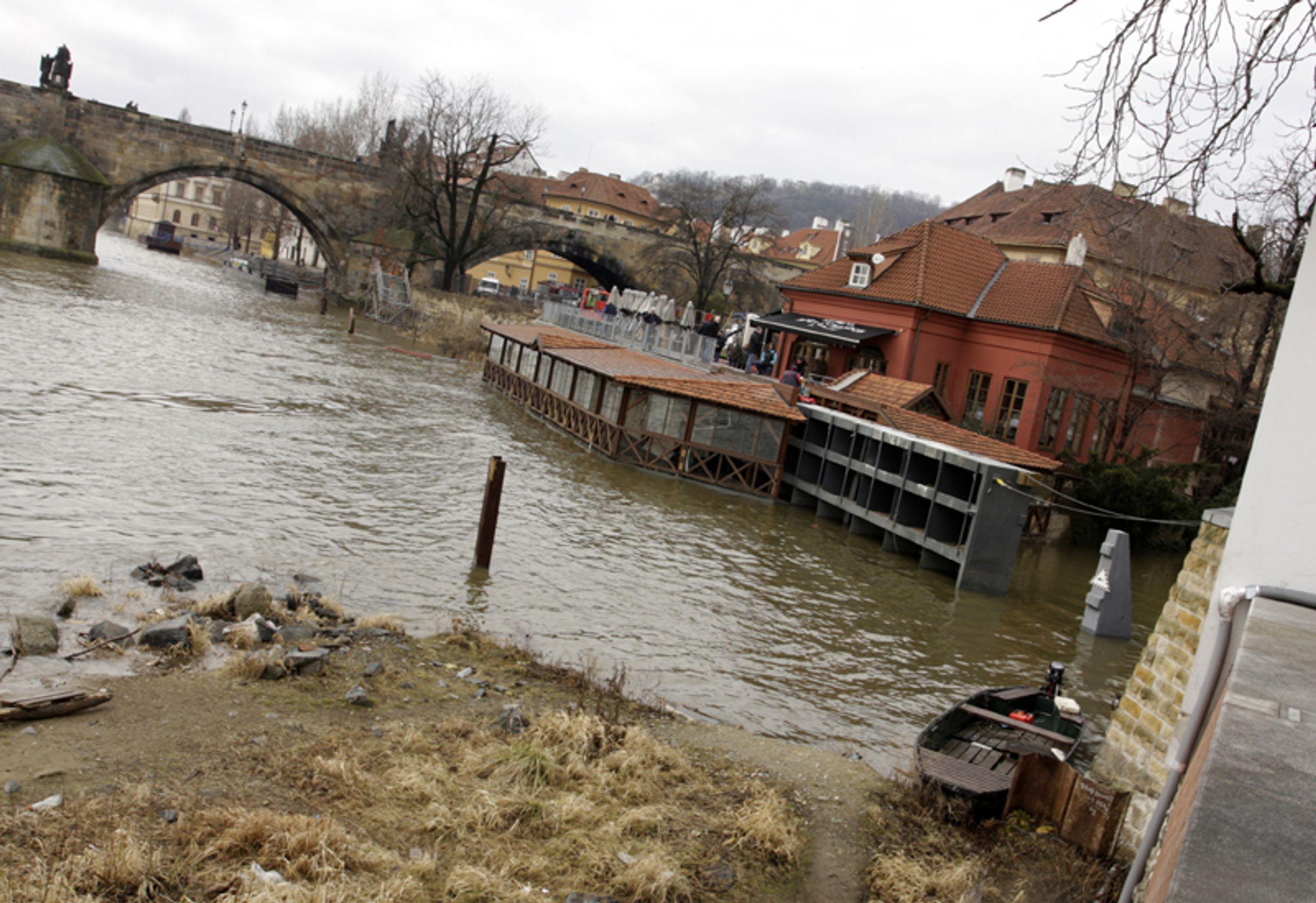 Zavírání protipovdňových vrat na Čertovce. - GALERIE: Čertovka (7/8)