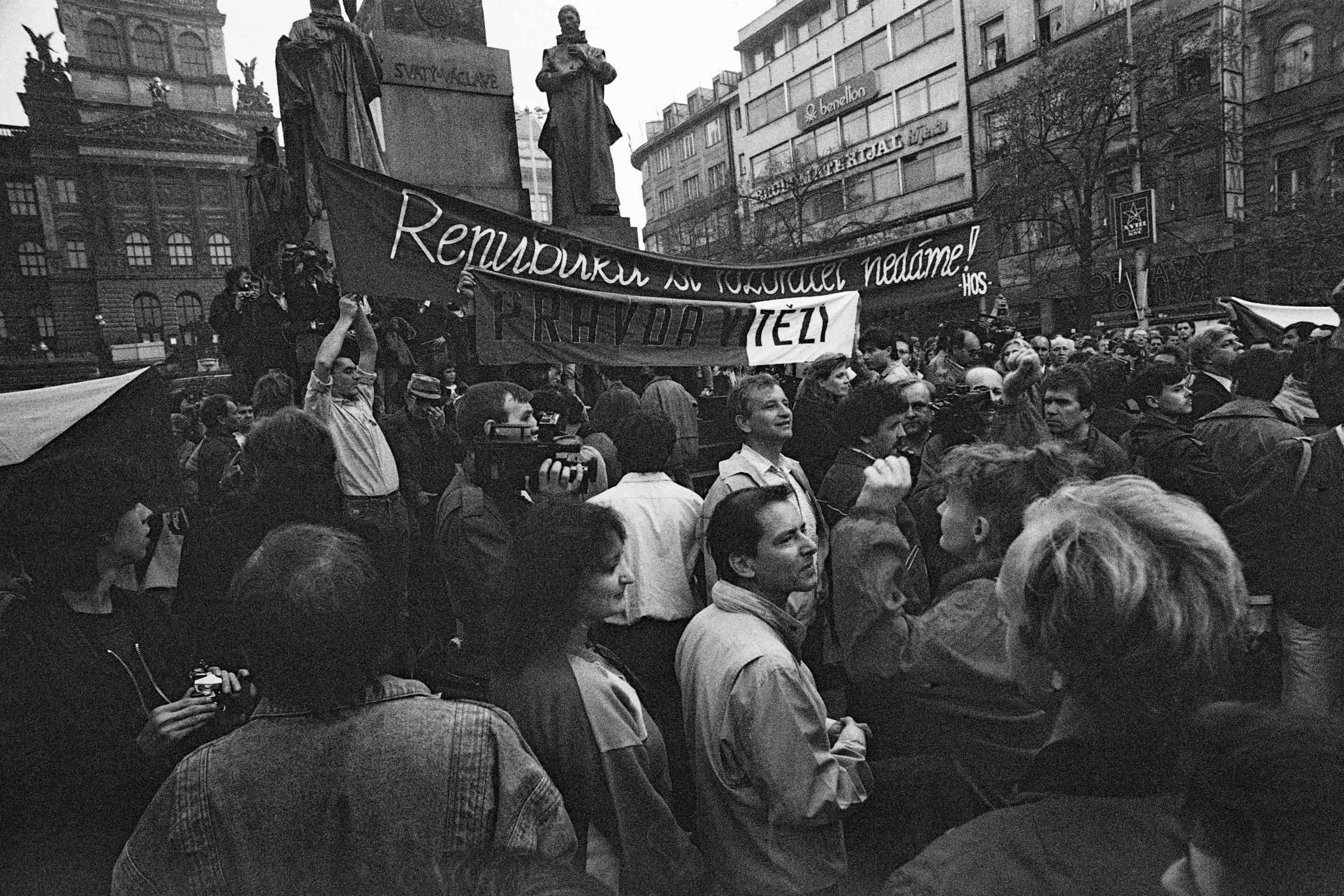 Historické fotografie z revolučního roku 1989 - 20 - GALERIE: Historické fotografie z revolučního roku 1989 (20/20)