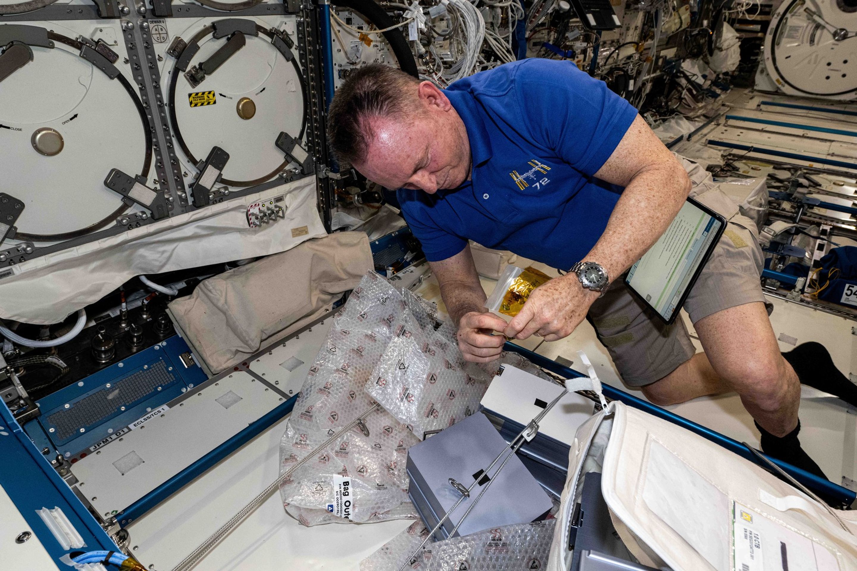 Inženýr Butch Wilmore vyměňuje kazety se vzorky - Návrat astronautů na Zemi (2/14)