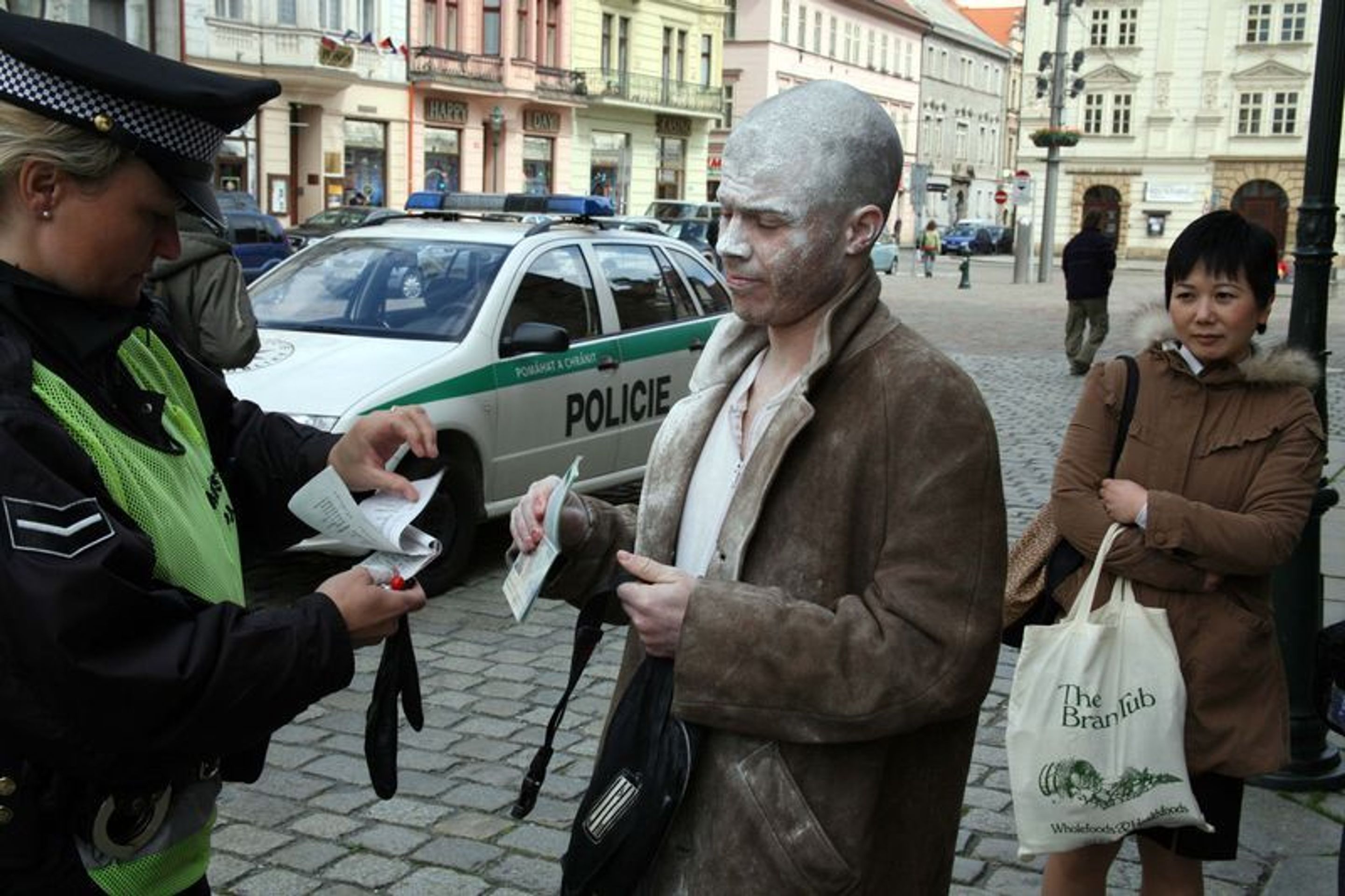 Krvavá show v Plzni: umělec šokoval policii i záchranáře - GALERIE - Krvavá show v Plzni: umělec šokoval policii i záchranáře (5/5)