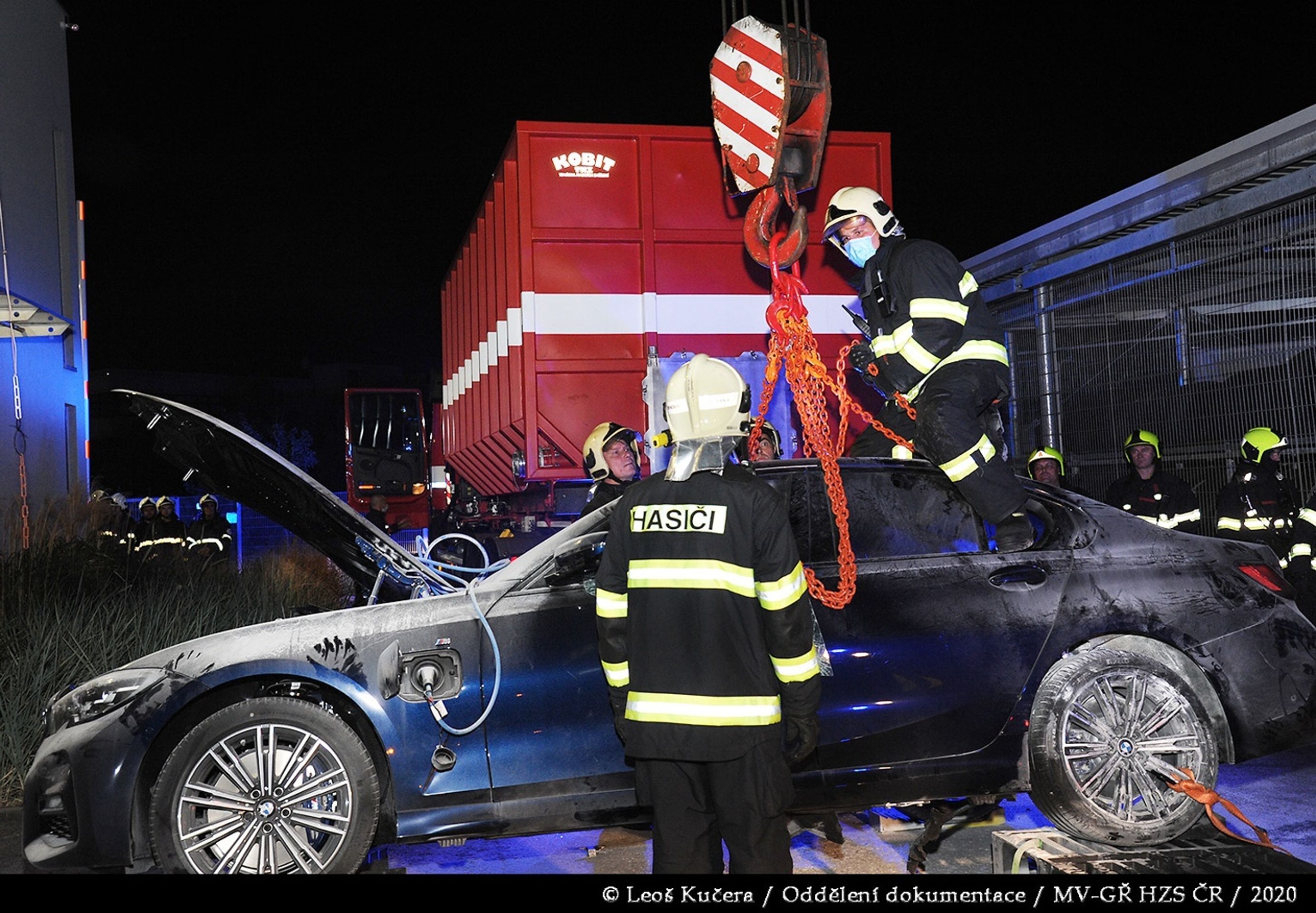 Požár luxusního hybridu v Čestlicích - 21 - Fotogalerie: Hybridní BMW je po požáru v servisu kompletně zničené (8/13)