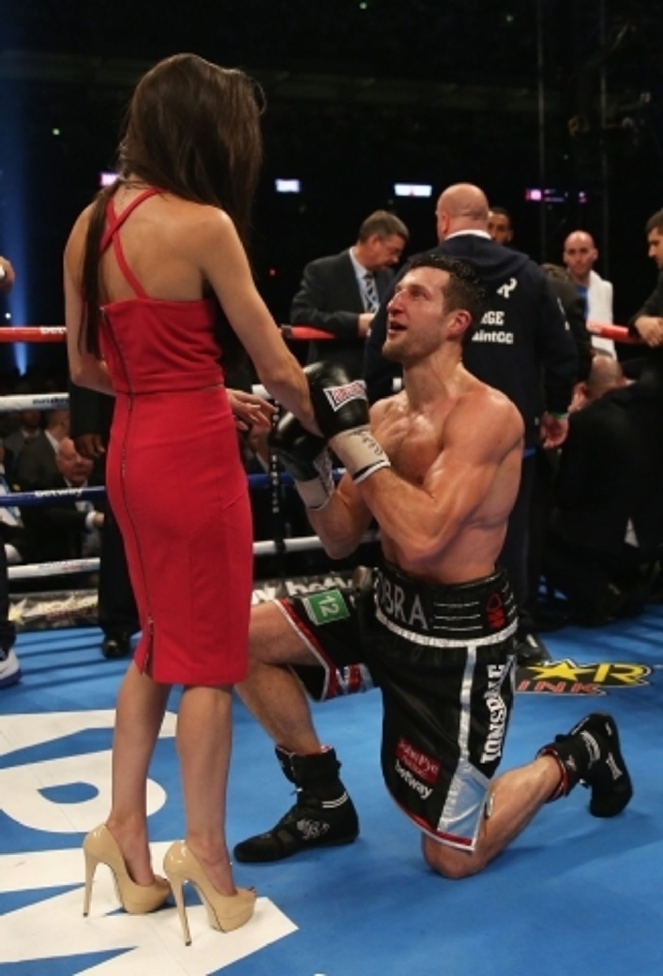 Boxer Carl Froch požádal v ringu přítelkyni o ruku - 3 - GALERIE: Boxer Froch obhájil titul ve střední váze a požádal přítelkyni o ruku (4/5)