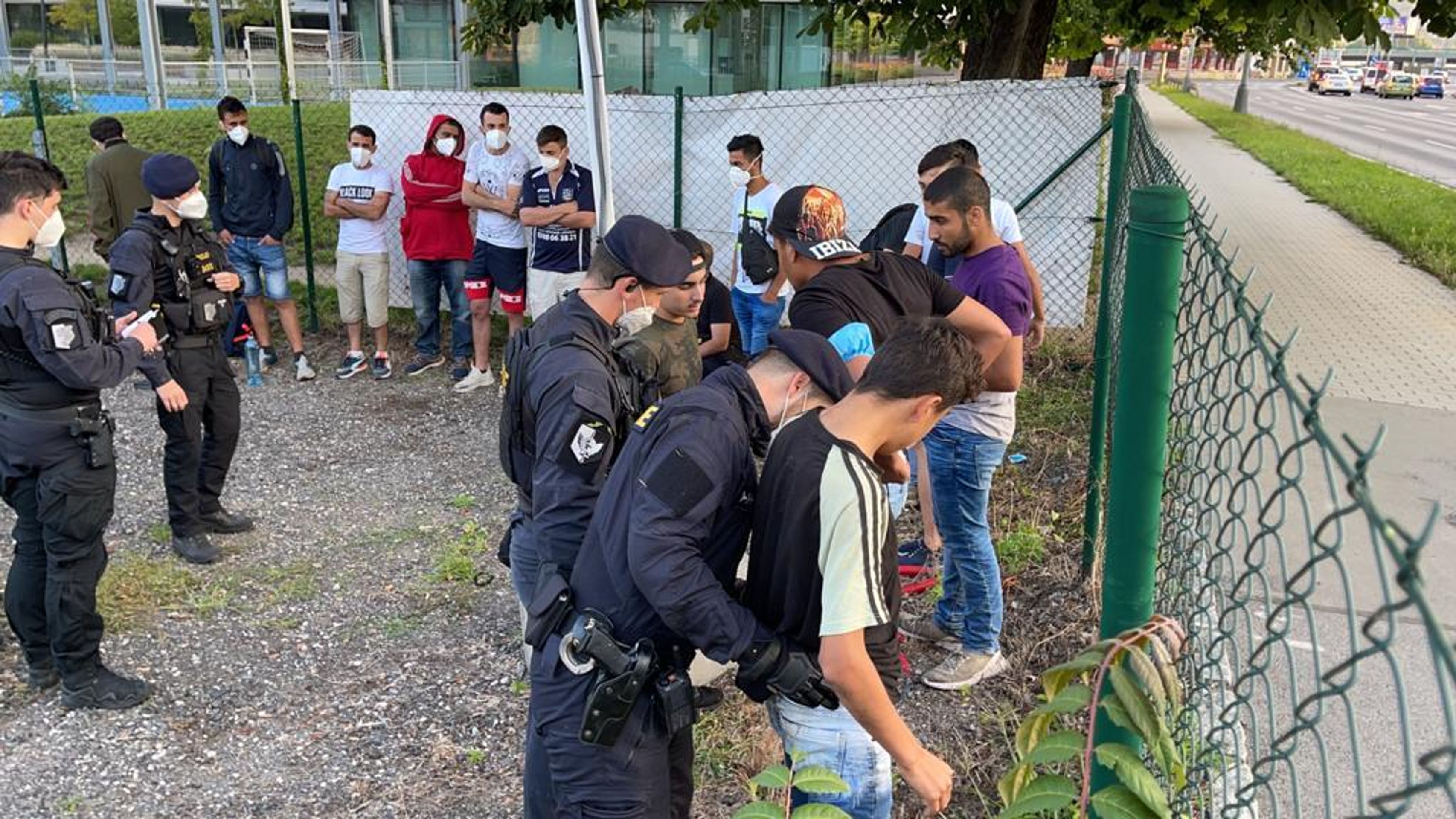Dodávka s migranty ujížděla policii - 17 - GALERIE: Migranti utíkali před policií (10/26)