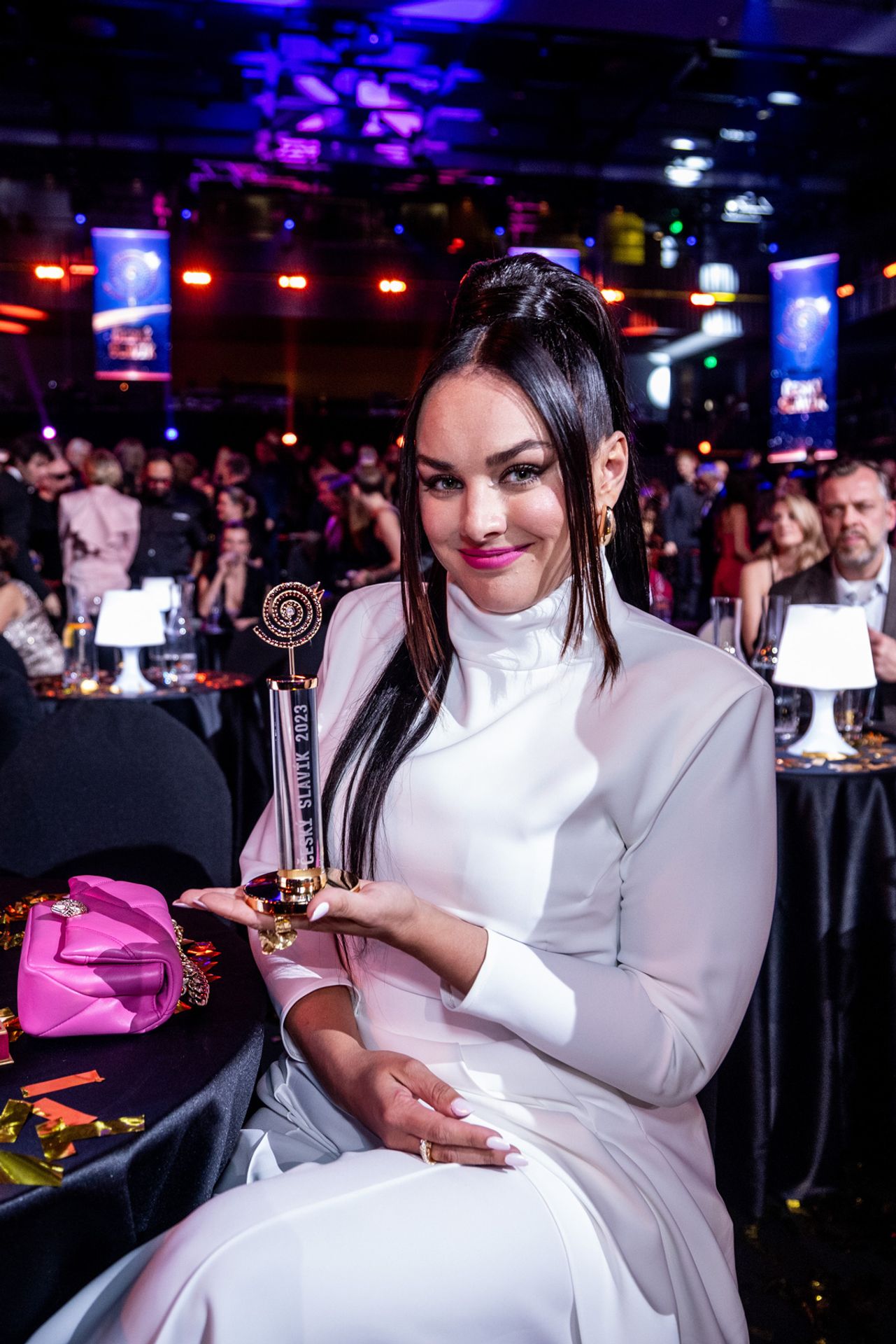 Ewa Farna na Českém slavíkovi 2023 (1) - Český slavík 2023 - Lucie Bílá a Ewa Farna (3/10)