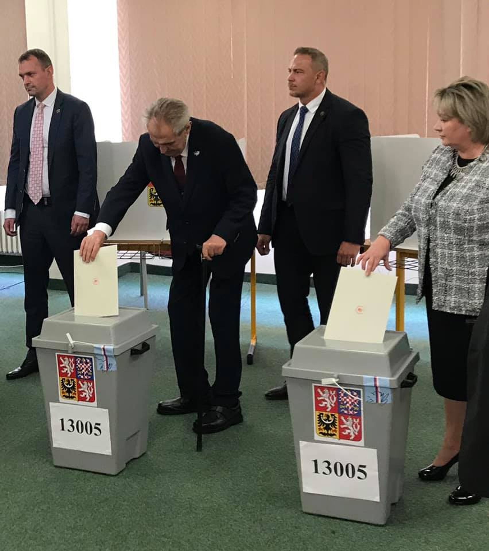 Miloš Zeman u voleb do Evropského parlamentu - GALERIE: Politici u voleb do Evropského parlamentu (1/10)
