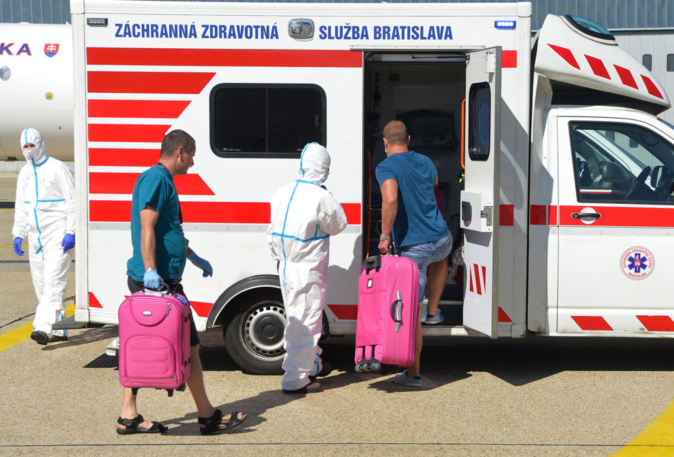 Vládní speciál transportoval z Egypta dítě se záhadnou infekcí - GALERIE: Transport dívky se záhadnou infekcí z Egypta (1/4)