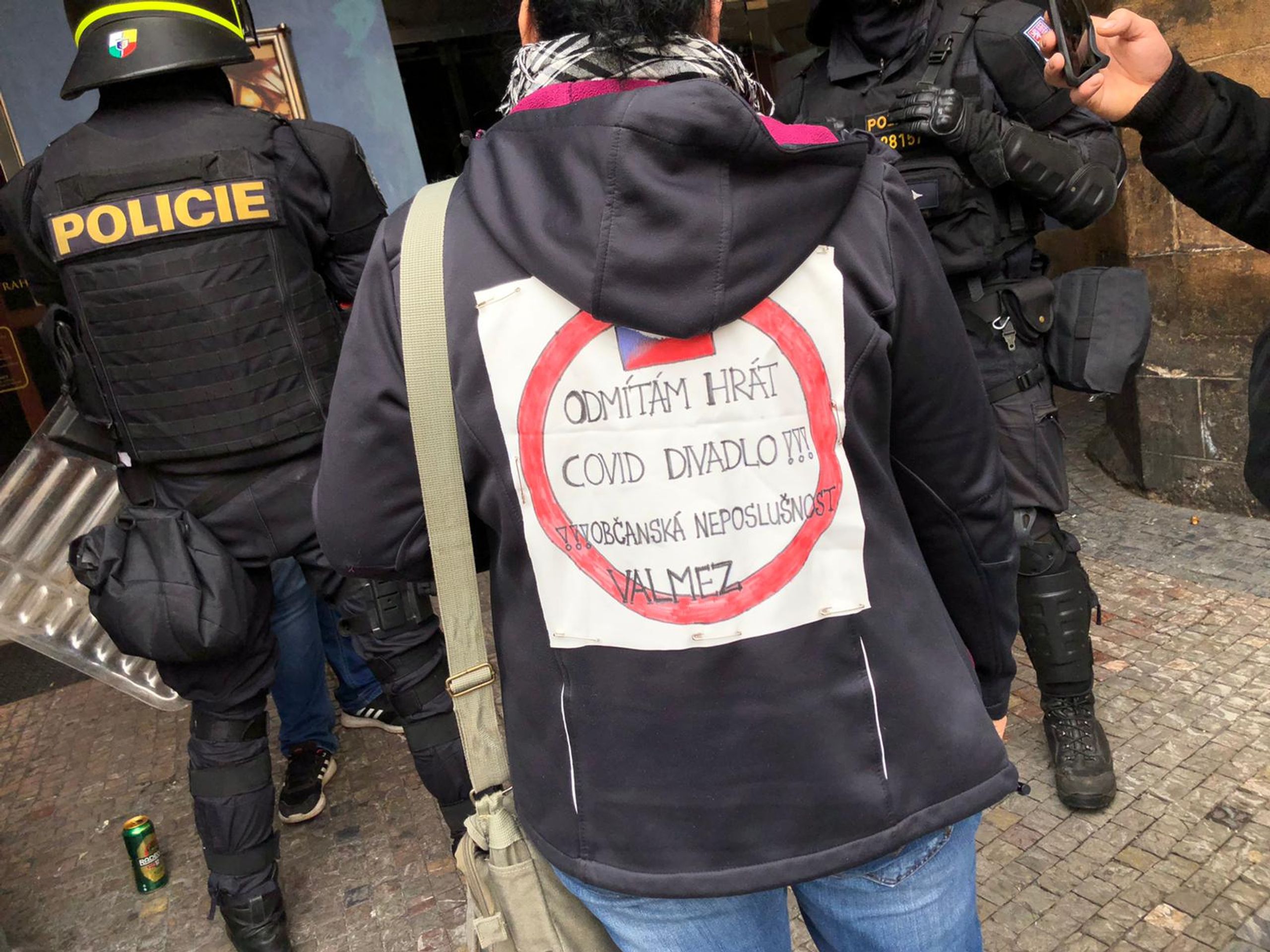 Demonstrace fotbalových chuligánů na Staroměstském náměstí - GALERIE: Demonstrace fotbalových chuligánů v Praze proti opatřením (9/17)