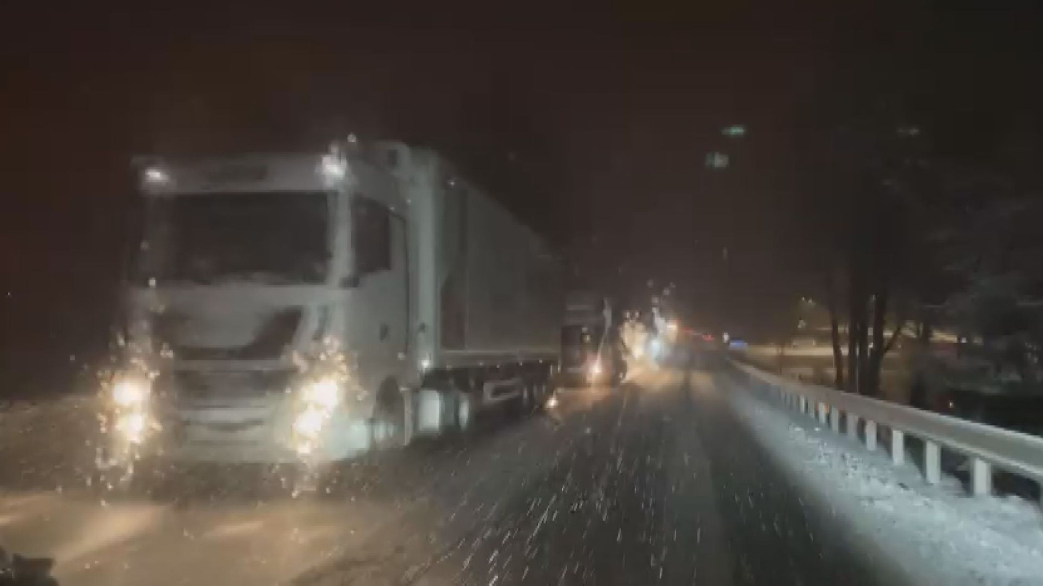 Počasí v JIžních Čechách - Komplikace na silnicích kvůli sněhu (21/21)