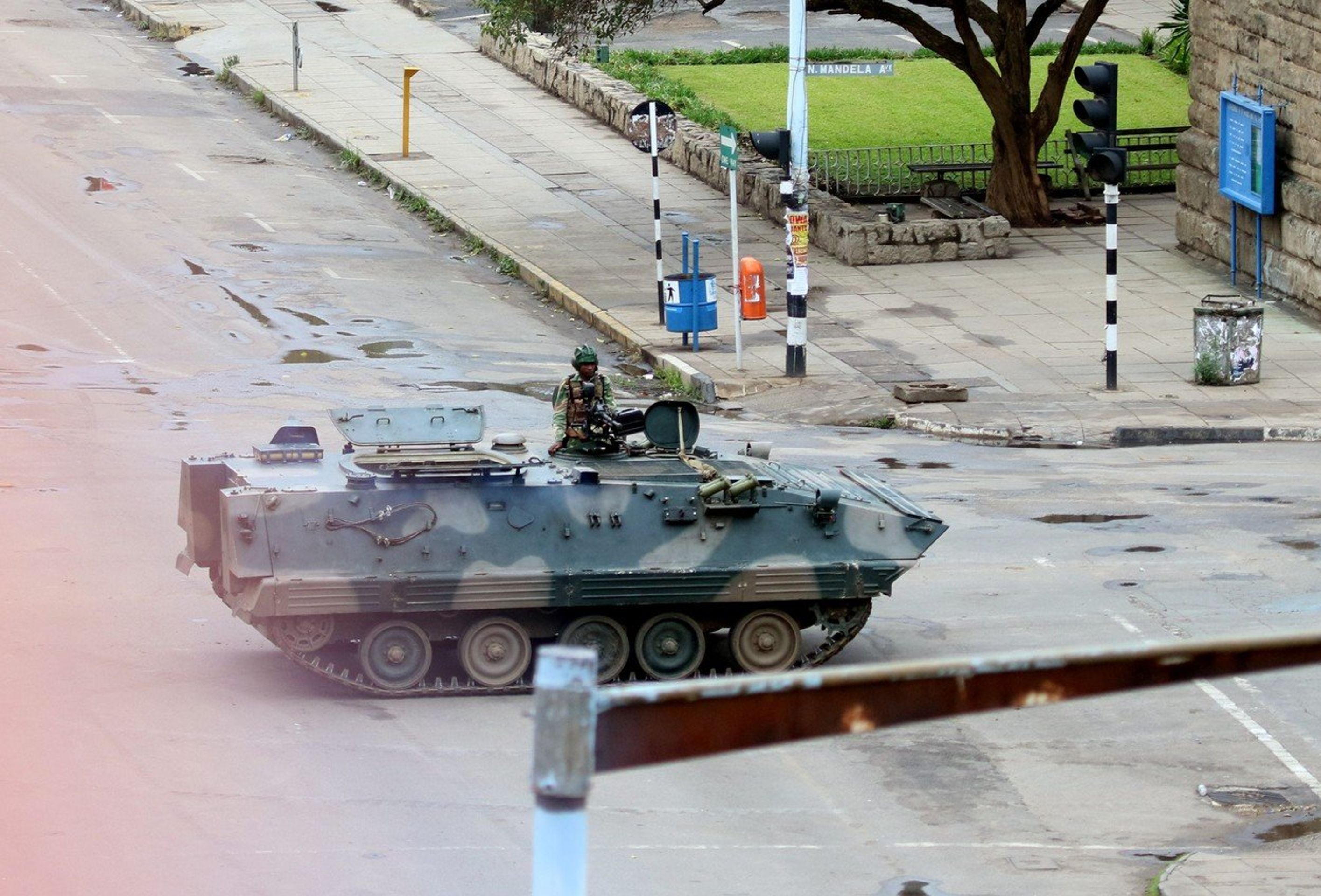 Armáda v Zimbabwe obsadila státní televizi - 3 - GALERIE: Armáda v Zimbabwe obsadila státní televizi (3/4)