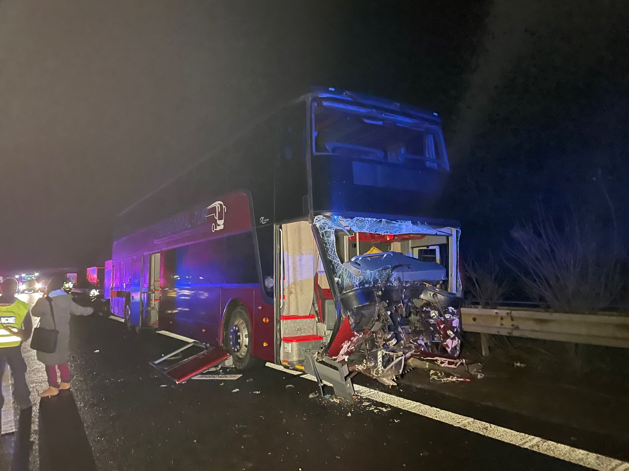 Nehoda na dálnici D8 - 5 - Srážka náklaďáku s autobusem na dálnici D8 (3/7)