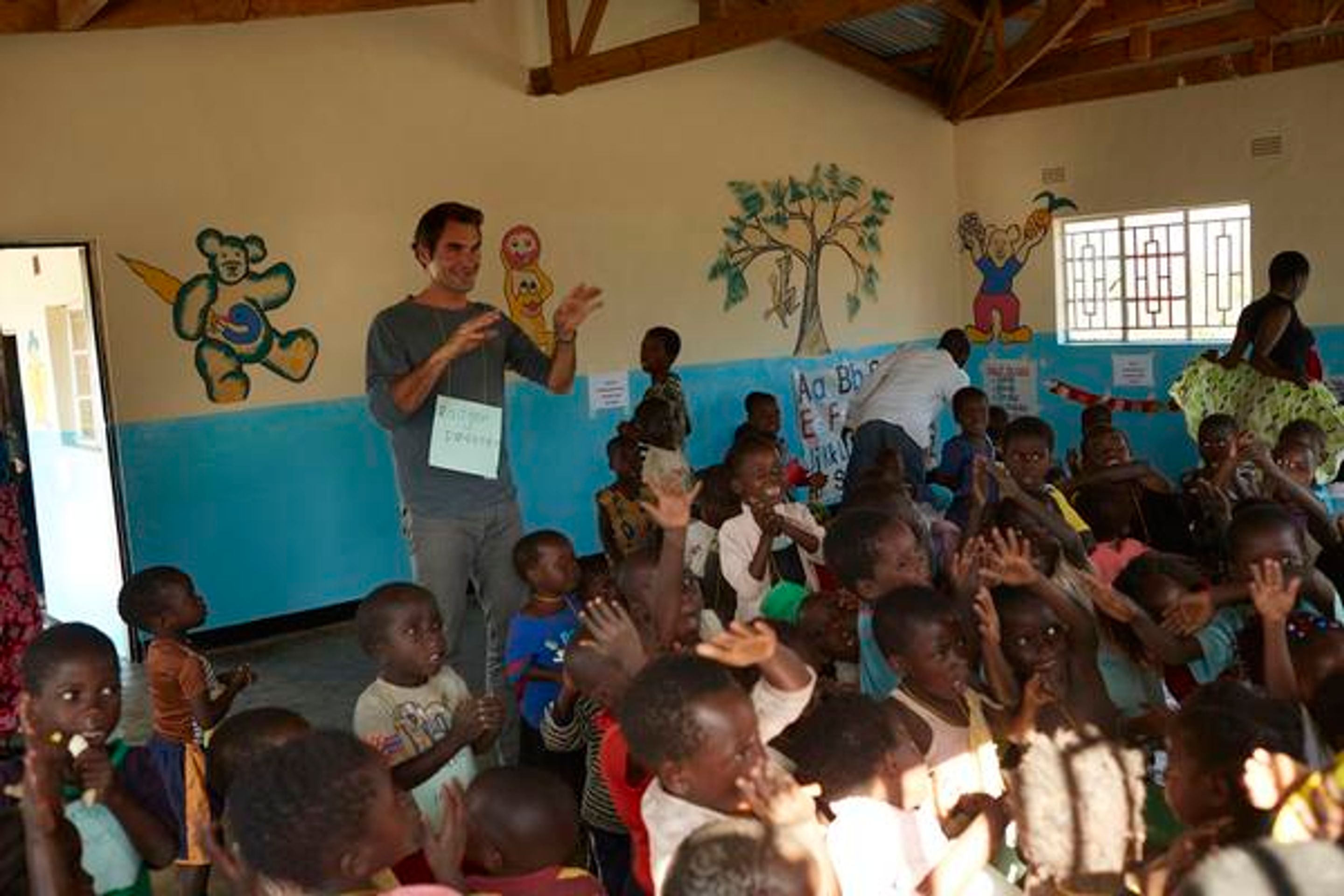 Roger Federer pomáhá dětem v Africe 5 - Galerie: Roger Federer pomáhá dětem v Africe (3/5)