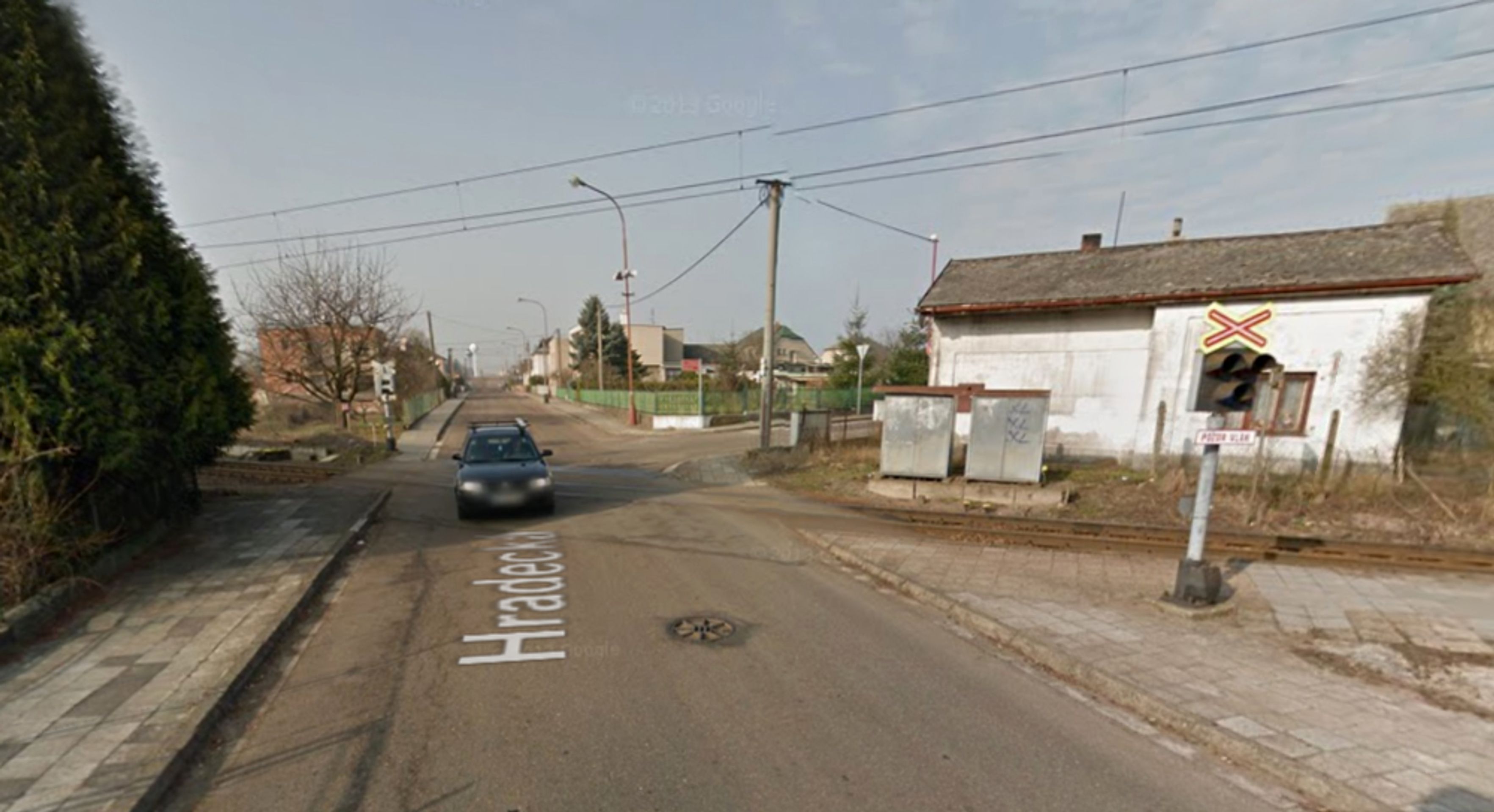 Nebezpečné přejezdy: P 5223, Hradec Králové - Jaroměř, Královéhradecký kraj - přejezd bez světel, řešení: se závorami. DŮVOD: Železniční přejezd v zástavbě, nehodovost - GALERIE: Nebezpečné přejezdy - Královéhradecký kraj, Pardubický kraj, Olomoucký kraj, Moravskoslezský kraj (7/17)