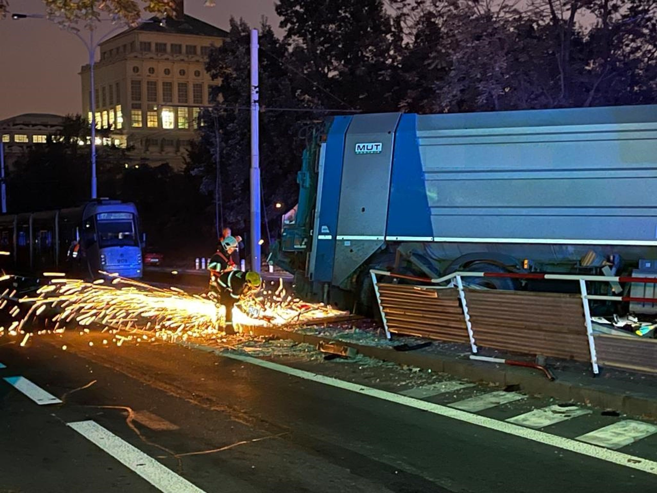 Nehoda na tramvajové zastávce - Nehoda na Podolském nábřeží (8/9)