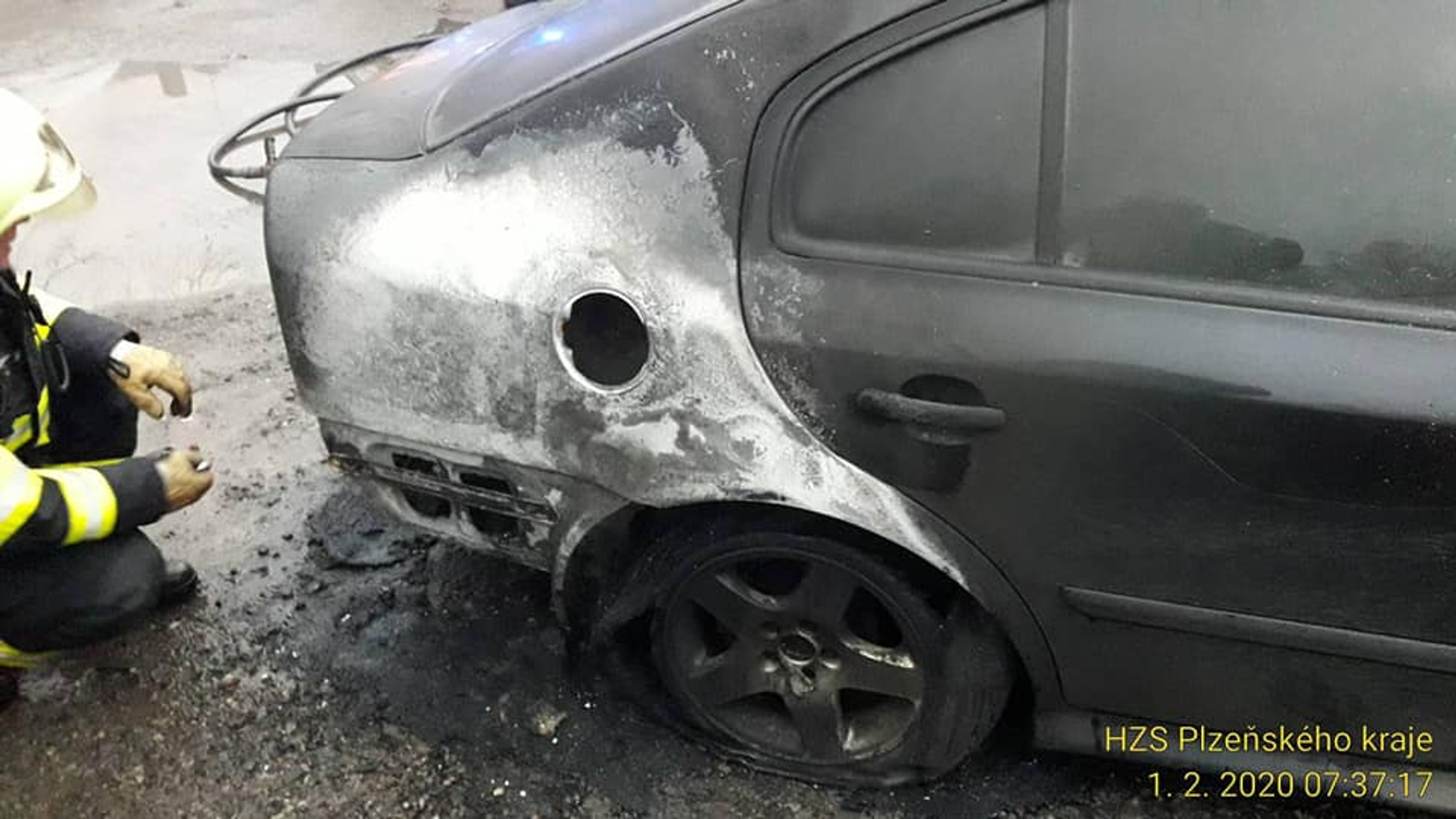 Požár taxíku v Rokycanech - GALERIE: Hasiči v Praze a západních Čechách likvidovali požáry aut (6/7)