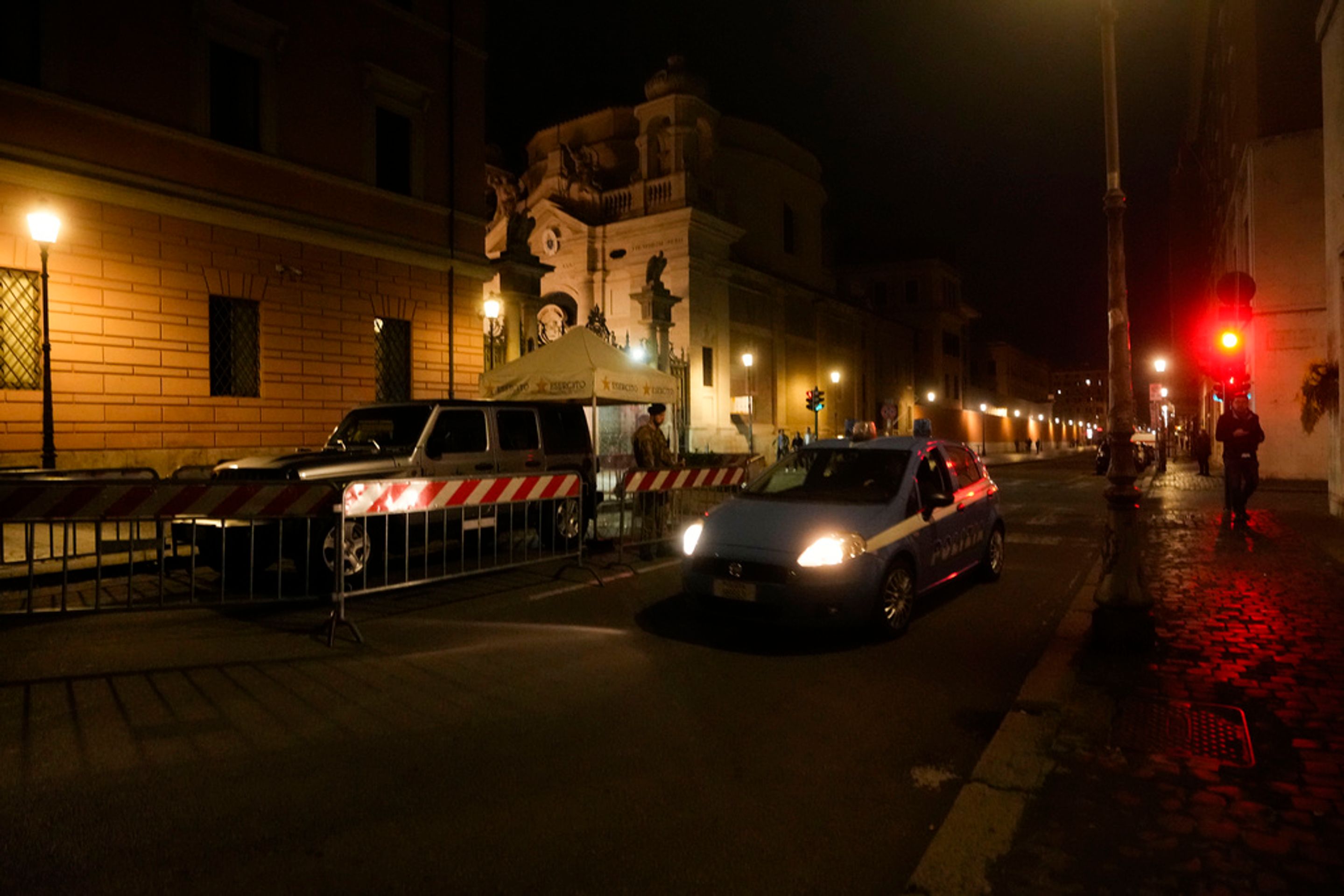 Vatikán muž se vřítil autem do bran (3) - Vatikán - policie na místě (2/5)