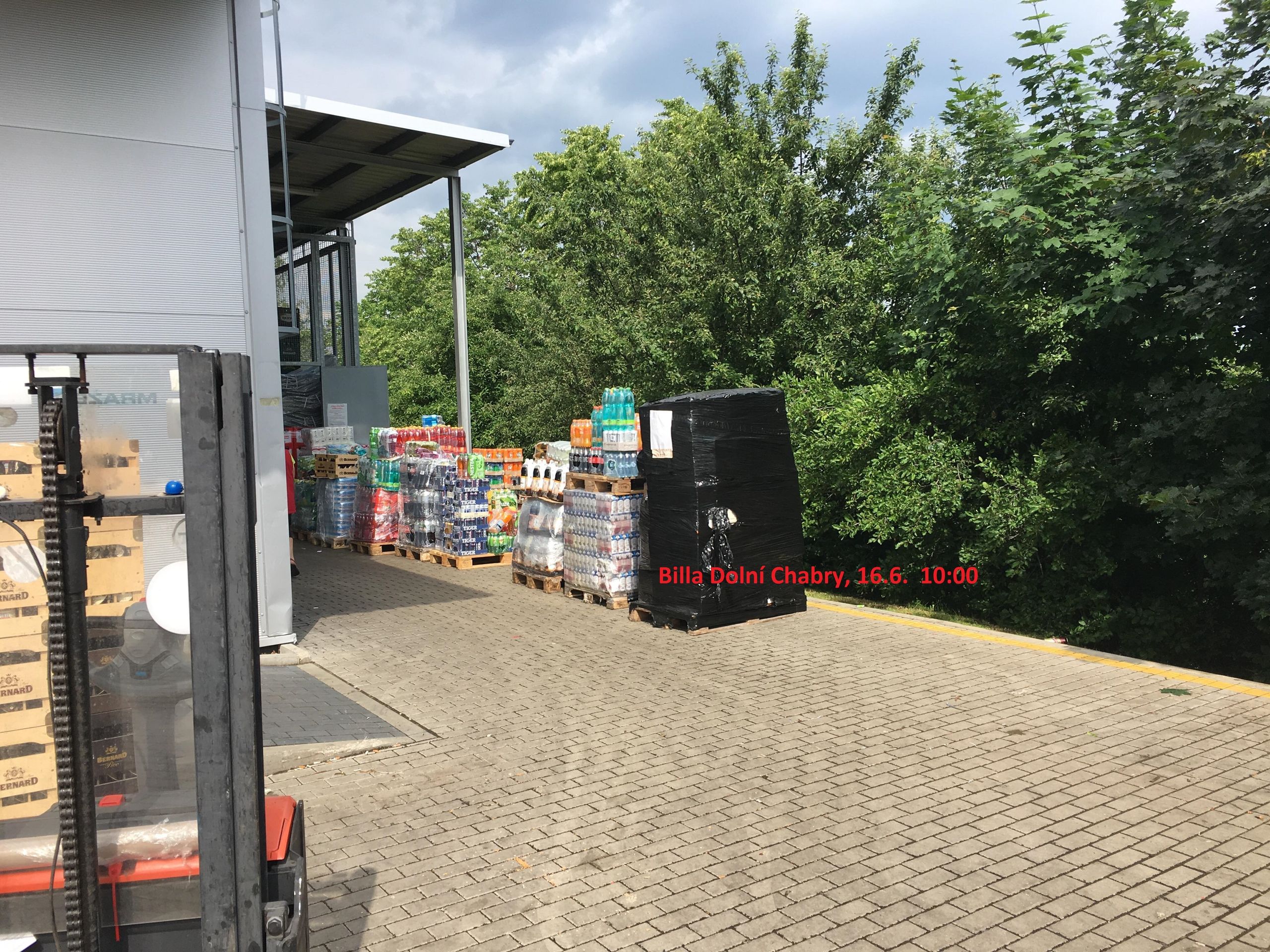 Billa v Dolních Chabrech a špatné skladování - 4 - GALERIE: Skladování nápojů v Bille v Dolních Chabrech na slunci (4/8)