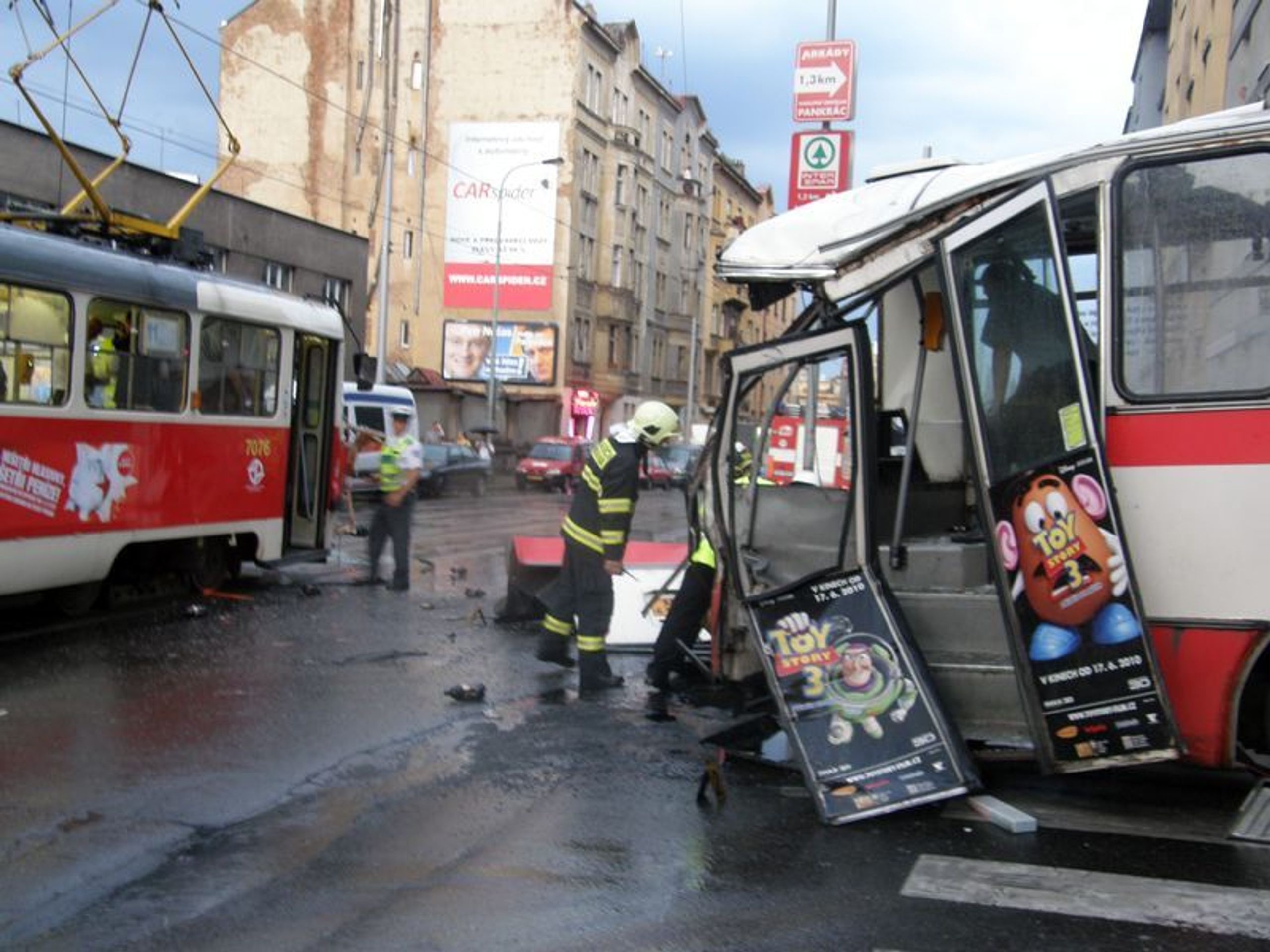 Srážka tramvaje a autobusu v pražských Nuslích - 6 - GALERIE: Srážka tramvaje a autobusu v pražských Nuslích (4/9)