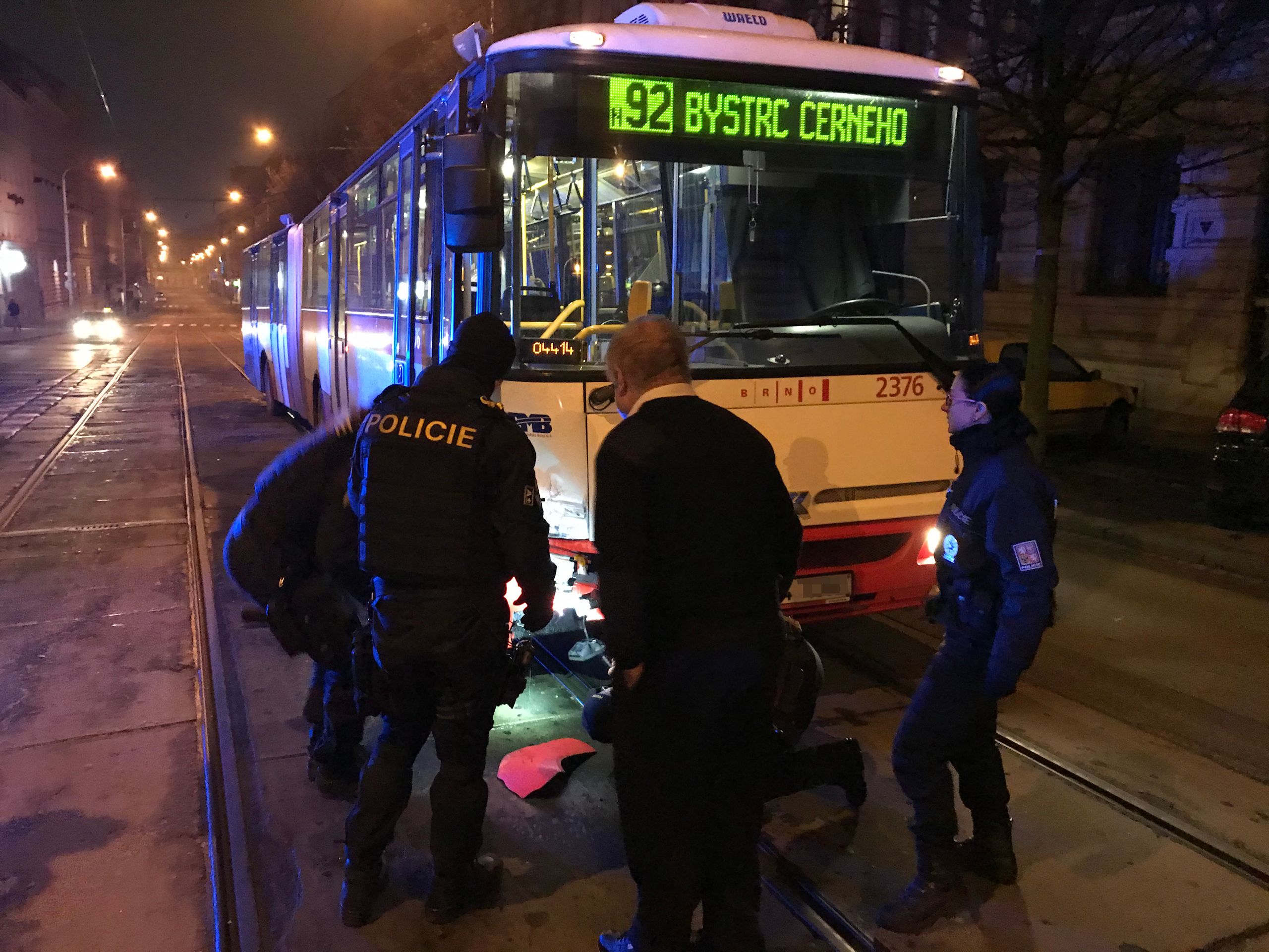 Nehoda auta a autobusu v Brně - 1 - GALERIE: Nehoda auta a autobusu v Brně (1/7)
