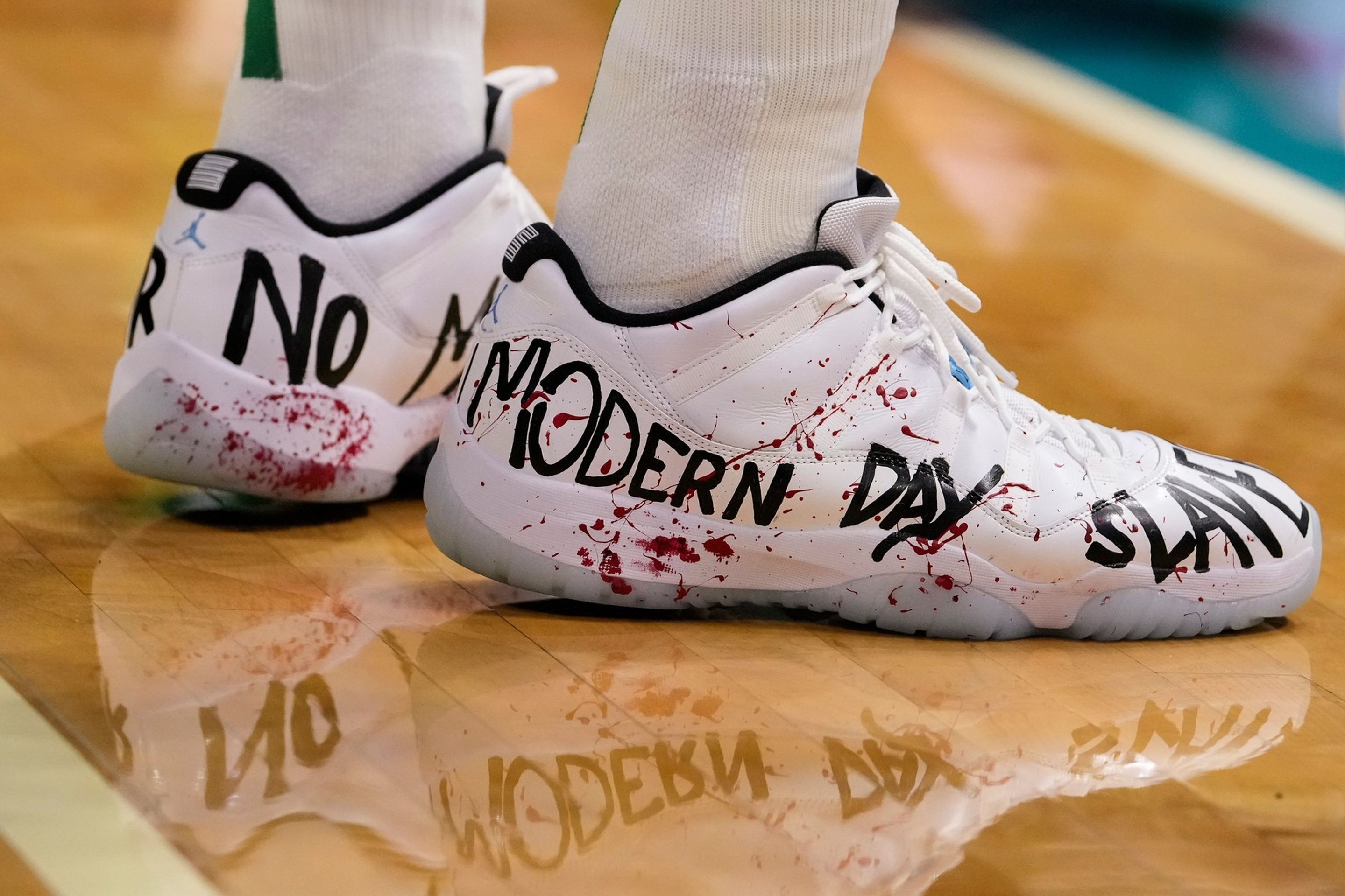 Boty basketbalisty Enese Kantera - Boty basketbalisty Enese Kantera jsou nástrojem boje za lidská práva (7/7)
