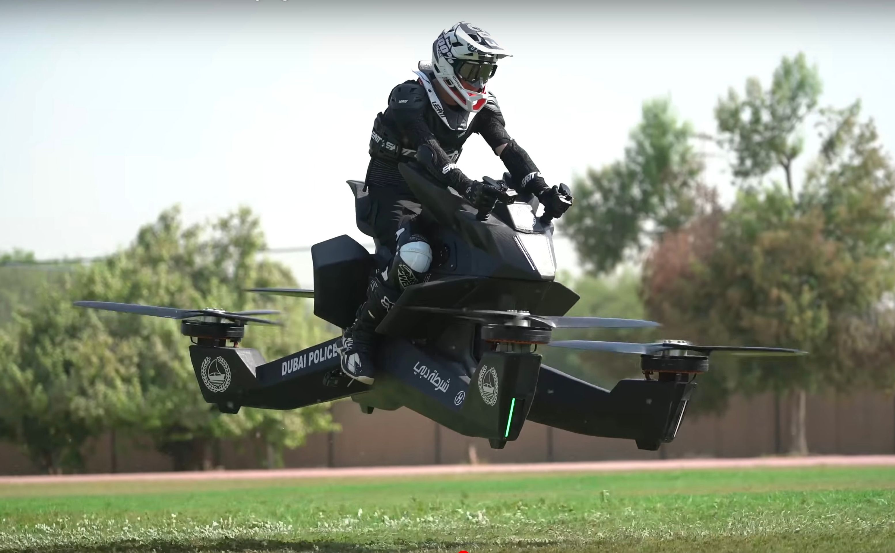 Létající motorka Hoverbike S3 2019 - 14 - Fotogalerie: Výcvik dubajské policie na létajícím stroji (6/10)