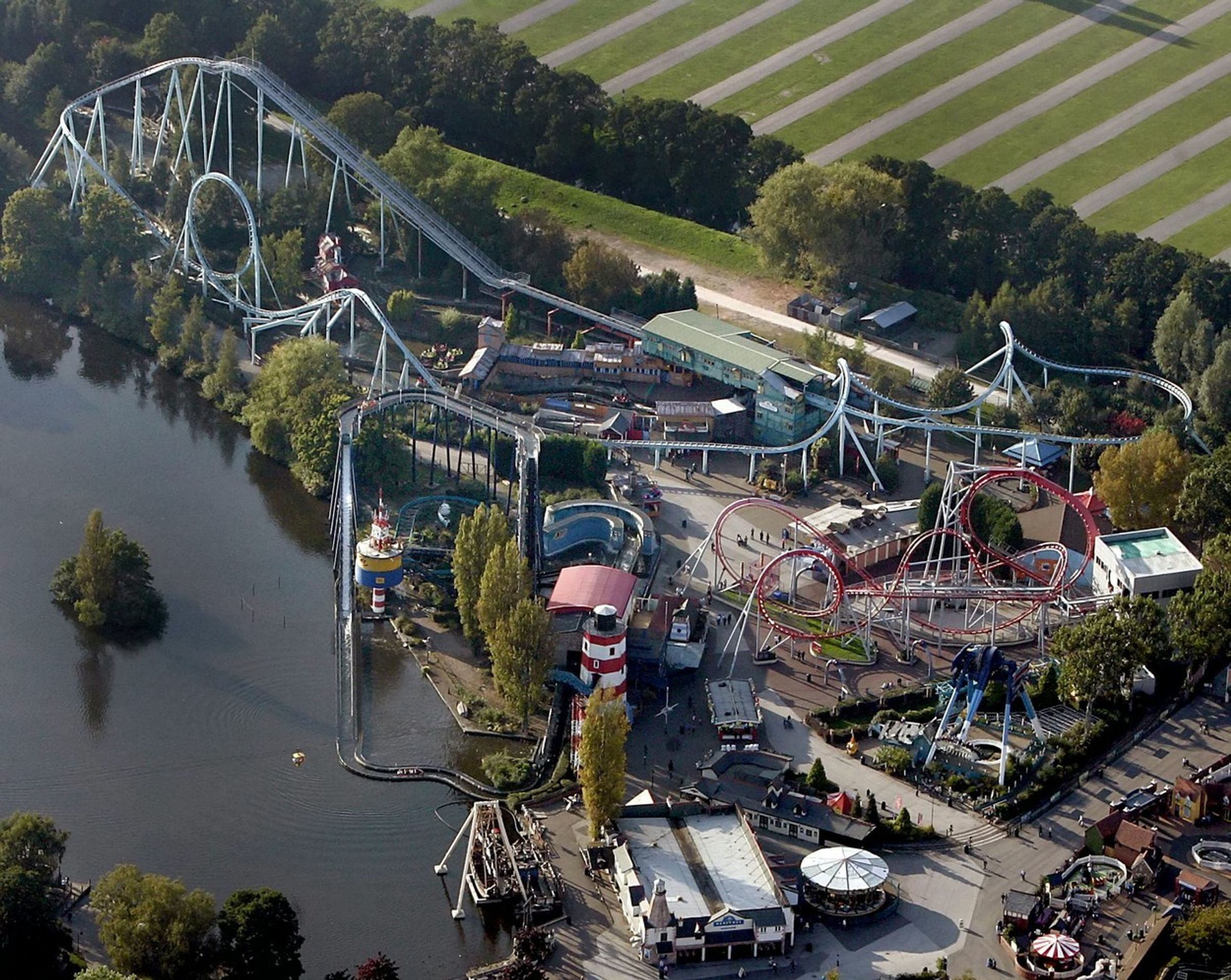 V zábavním parku Drayton Manor zemřela dívka, poté co spadle z atrakce do vody - 2 - GALERIE: V zábavním parku Drayton Manor zemřela dívka, poté co spadle z atrakce do vody (2/4)