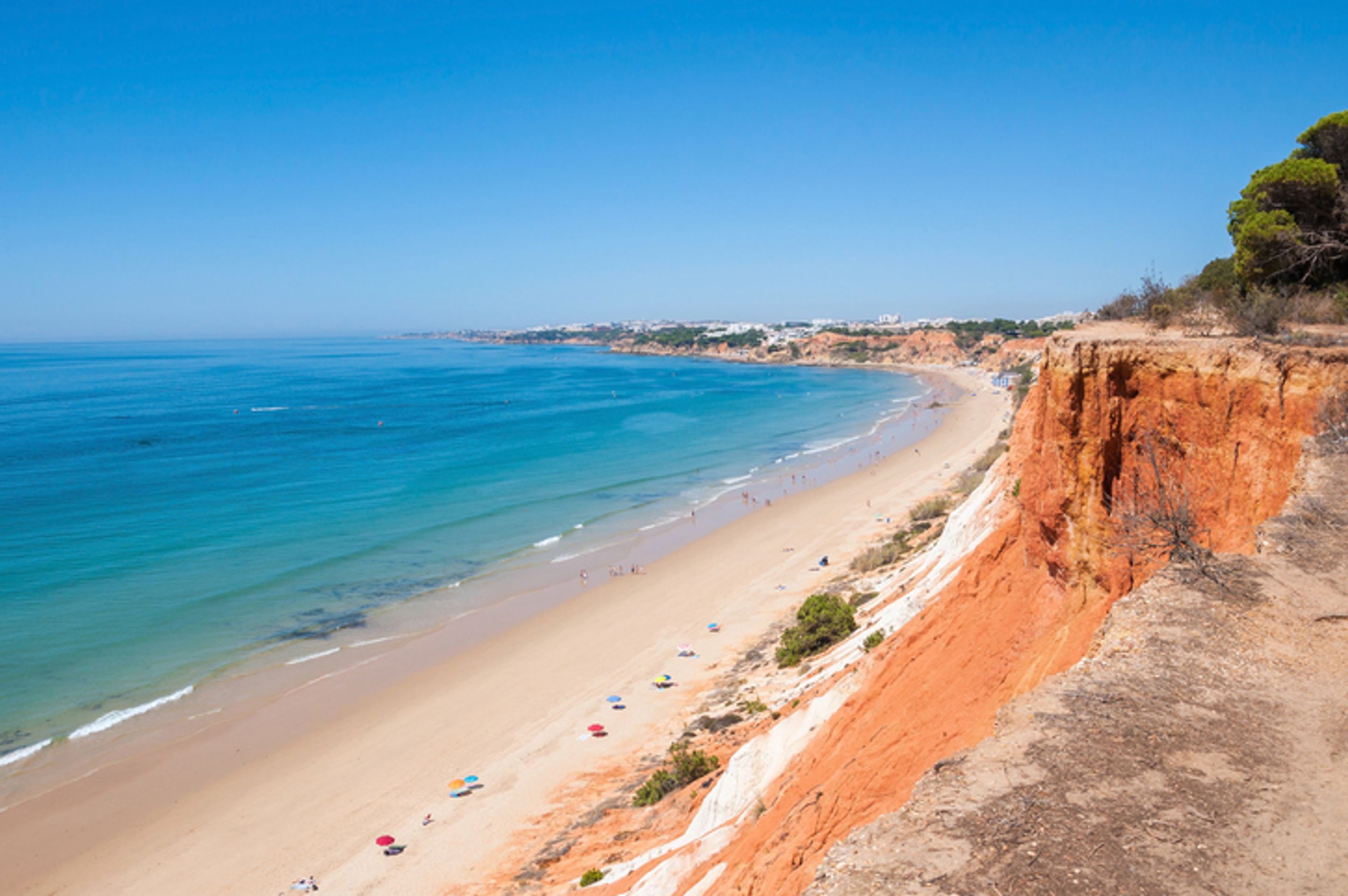 10 nejlepších pláží v Evropě - Falesia Beach, Olhos de Agua, Portugalsko - GALERIE: 10 nejlepších pláží v Evropě (4/10)