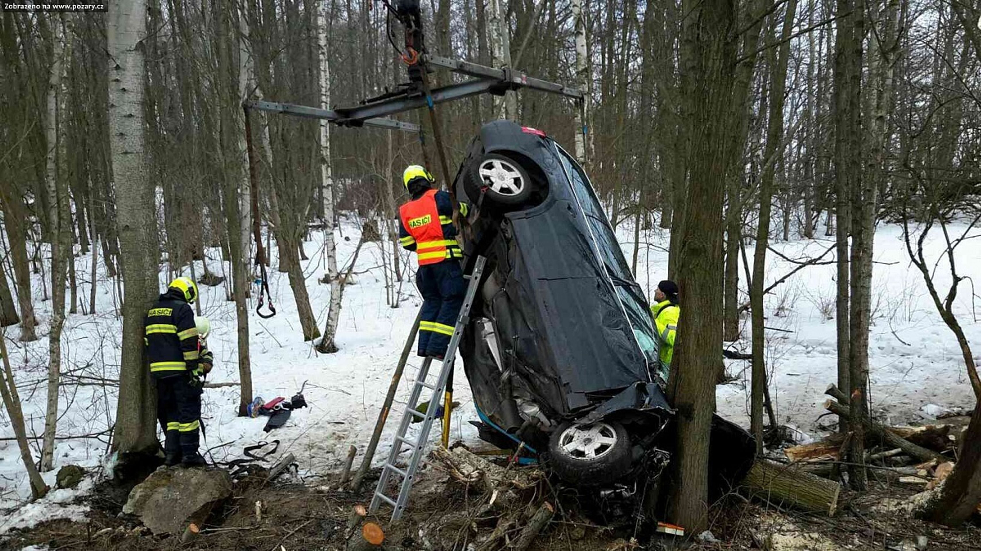 Auto mezi stromy v Boučí - 13 - GALERIE: Auto mezi stromy v Boučí (3/15)
