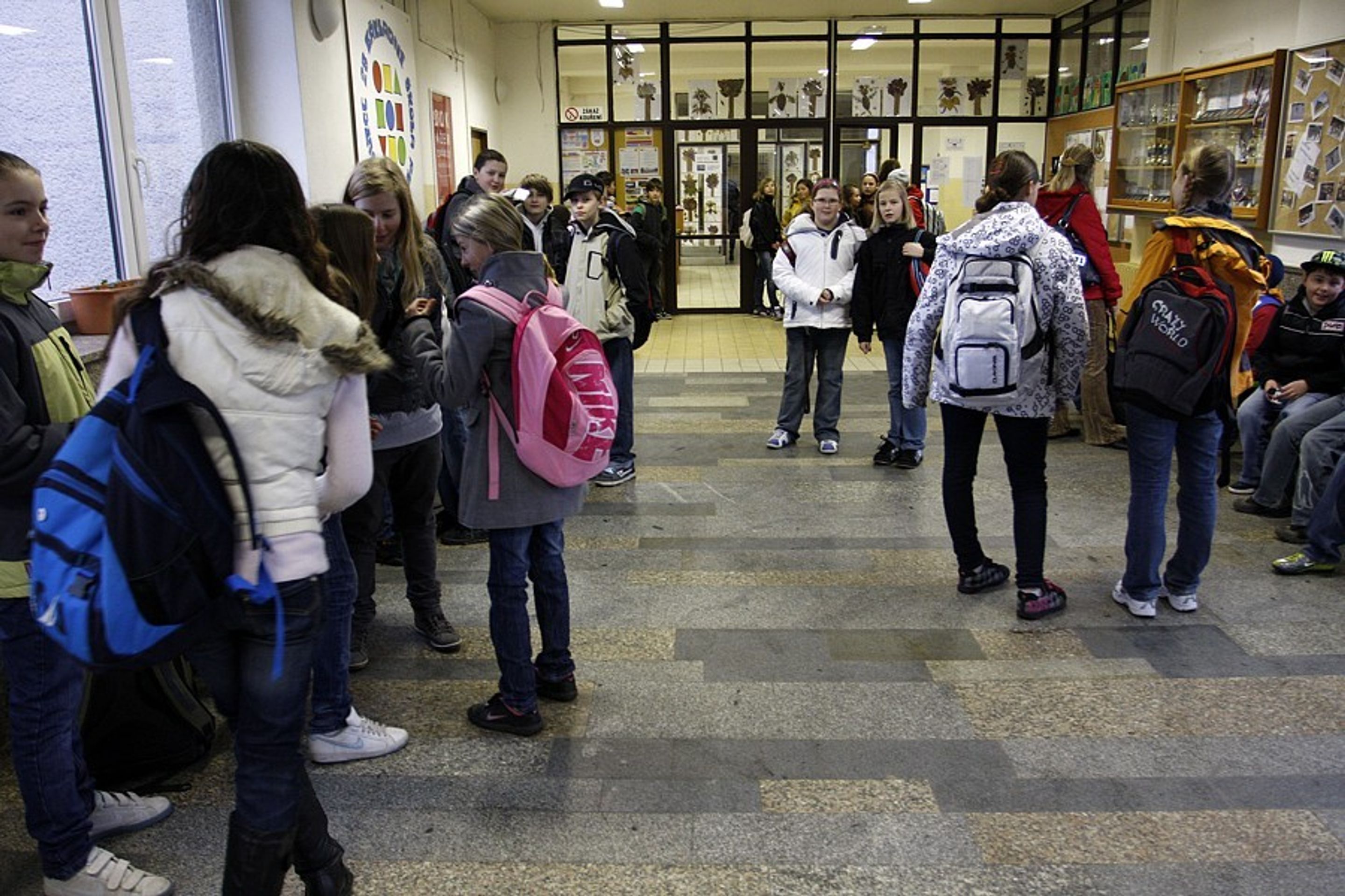 Atmosféra mezi bývalými spolužáky Aničky Janatkové - 2 - GALERIE: skola (10/12)