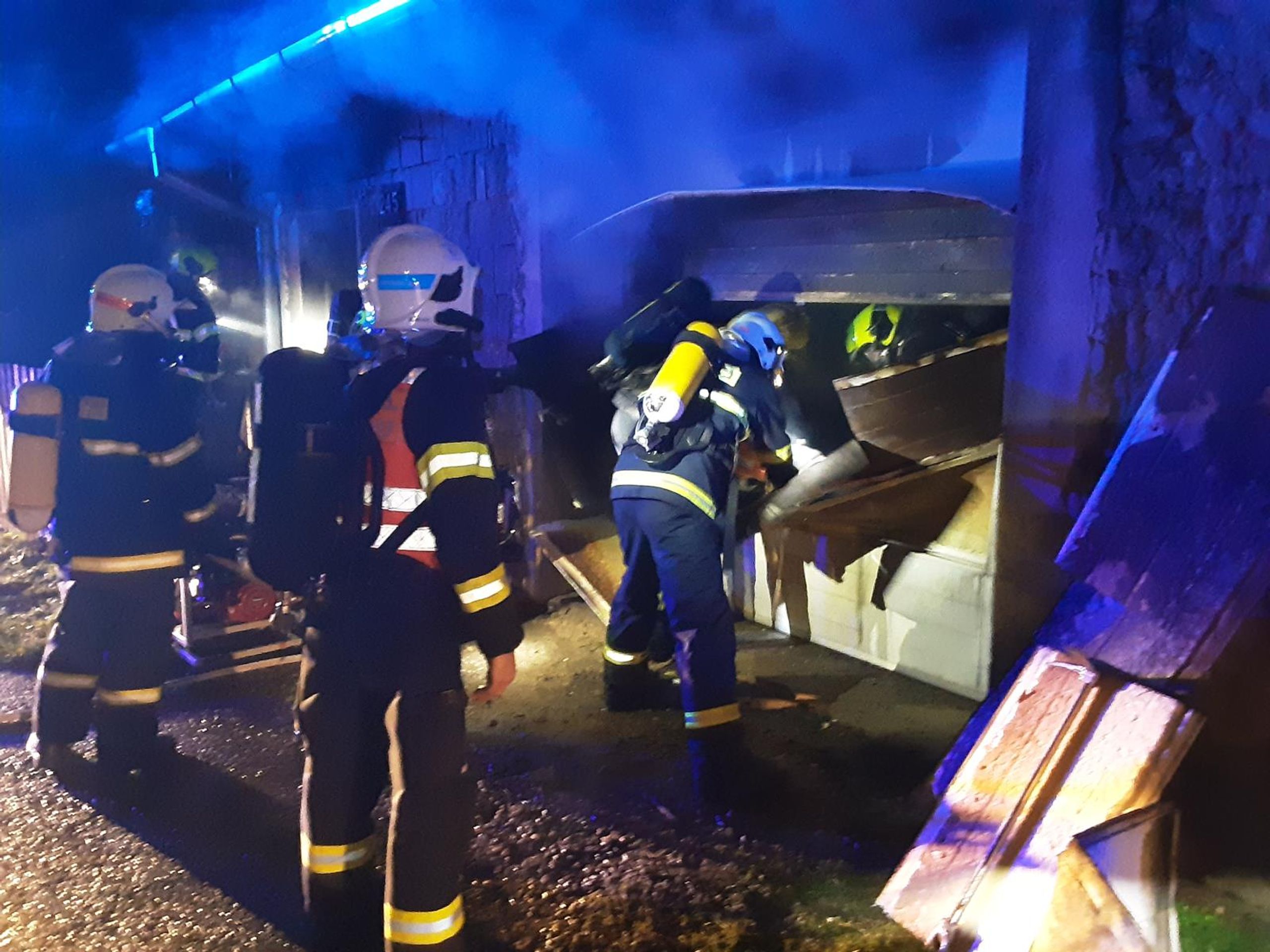 Požár garáže na Břeclavsku - Požár prodejny a garáže (3/3)