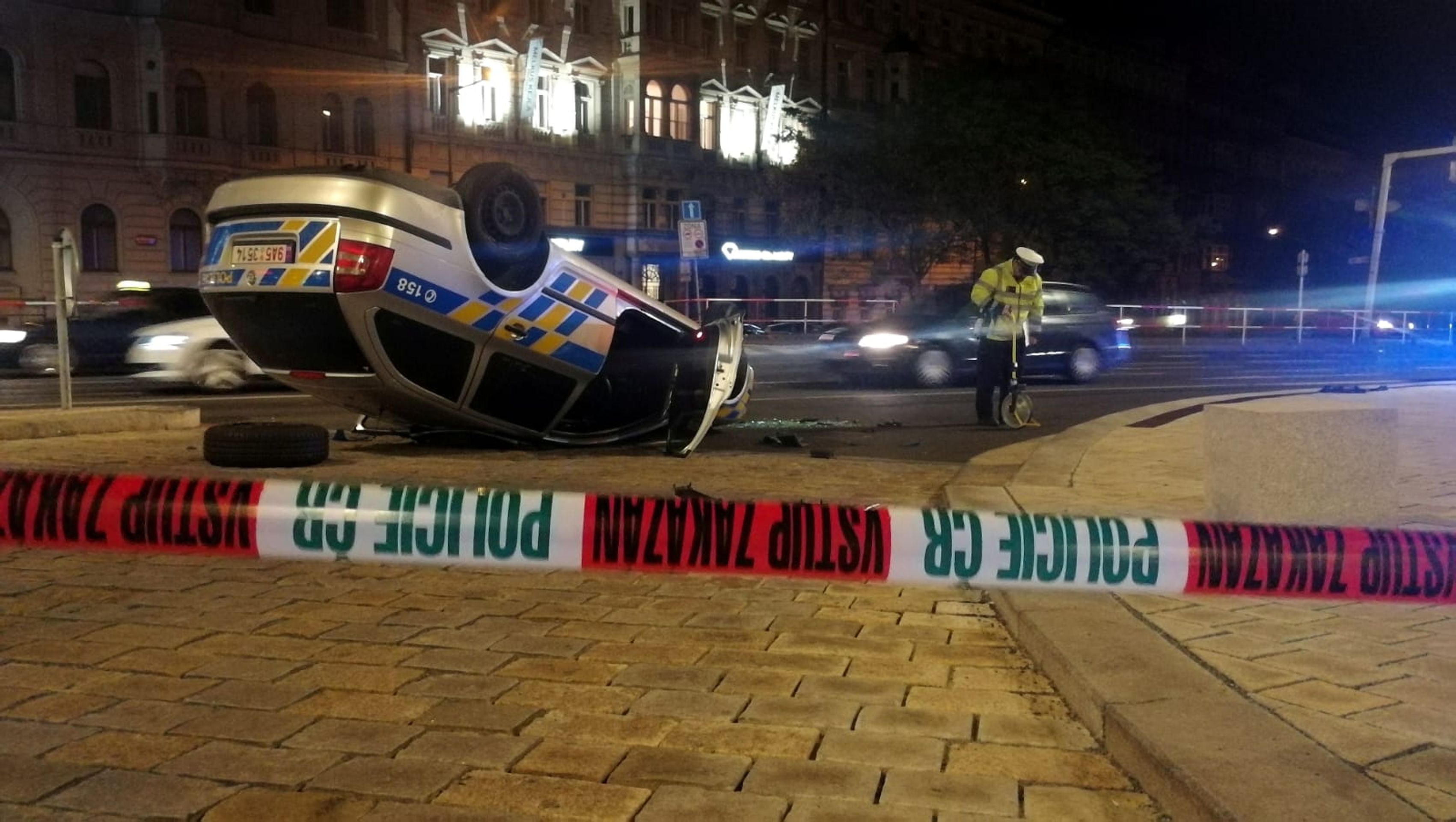 Policejní auto skončilo na střeše - 1 - GALERIE: Policisté havarovali při pronásledování motorkáře (2/4)