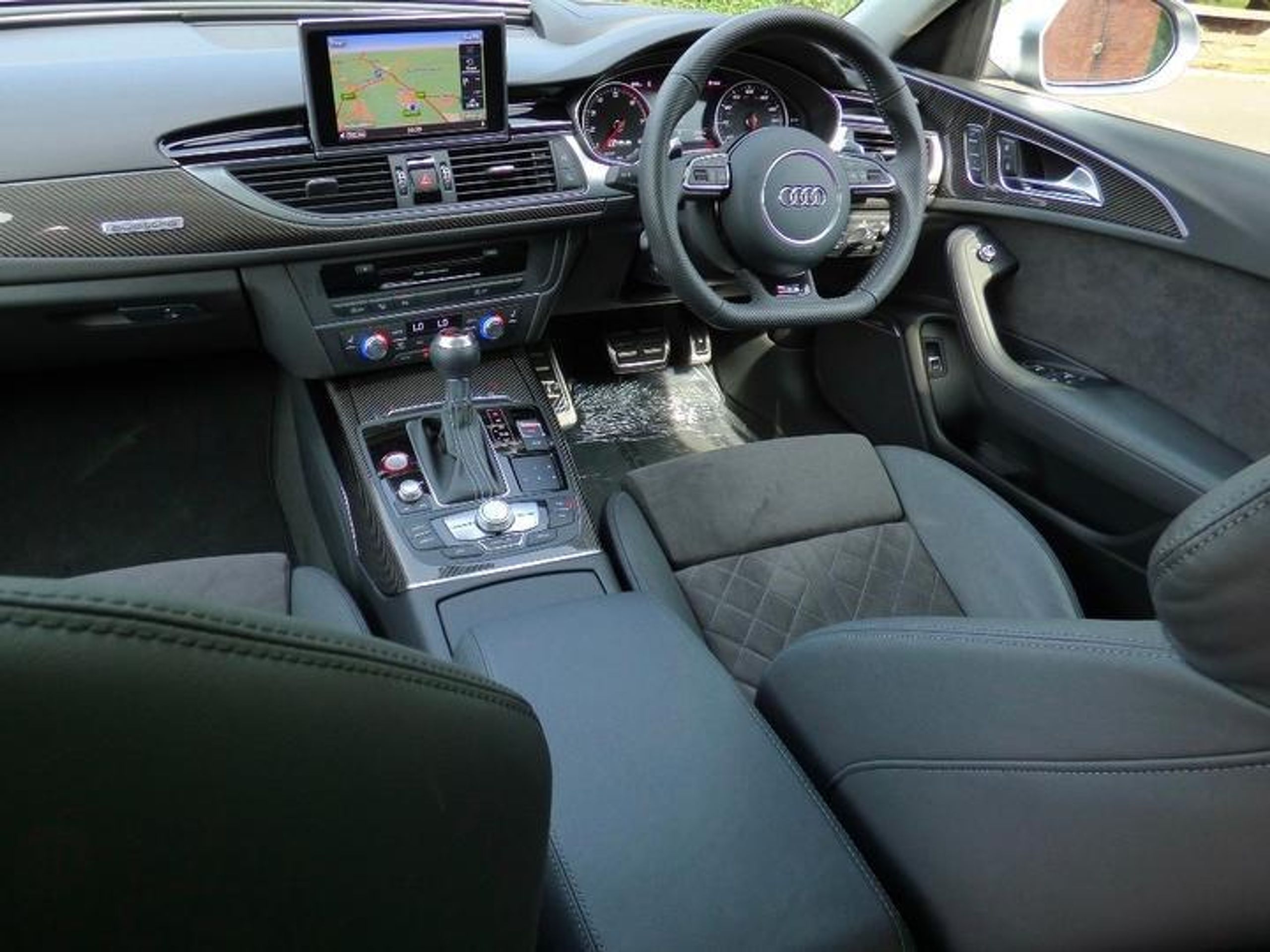Audi RS6 Avant, které patřilo princi Harrymu. - 27 - Fotogalerie: Královské Audi RS6 Avant (1/13)