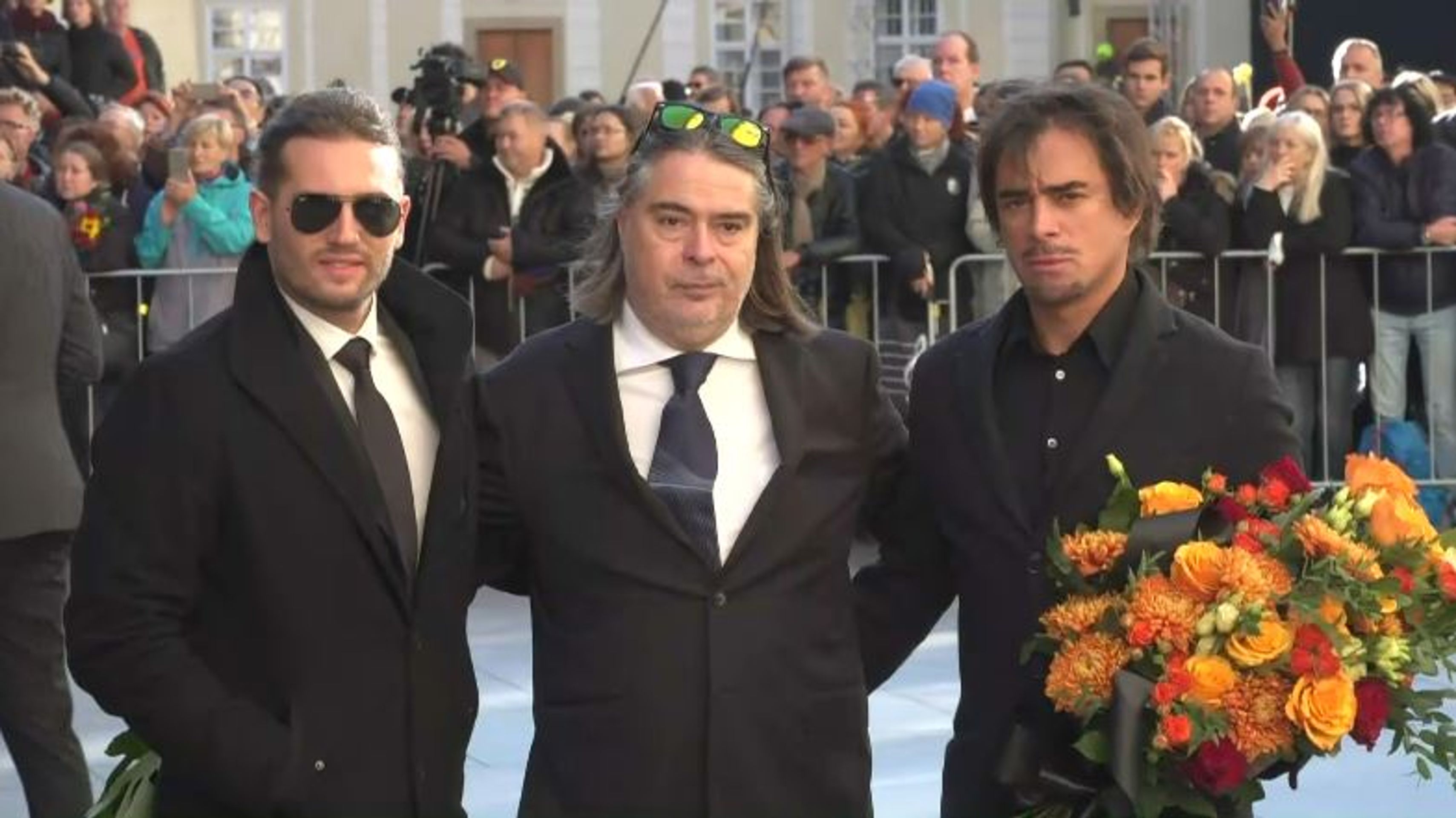 Sagvan Tofi na pohřbu Karla Gotta - GALERIE: Lidé přicházejí na zádušní mši za Karla Gotta (14/14)