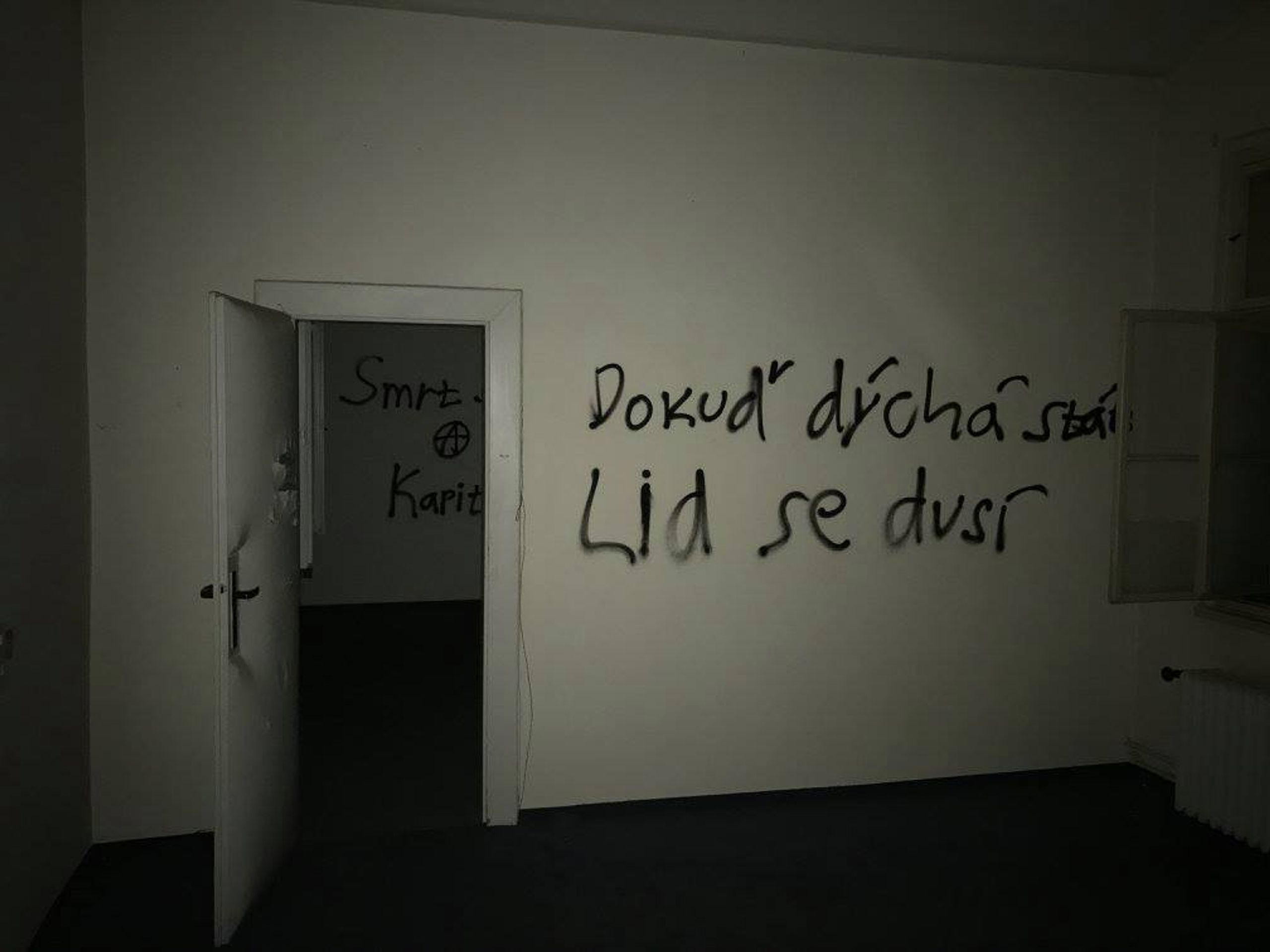 Squatteři zanechali v domech v Praze spoušť - 7 - GALERIE: Squatteři po sobě v domech zanechali spoušť (7/16)