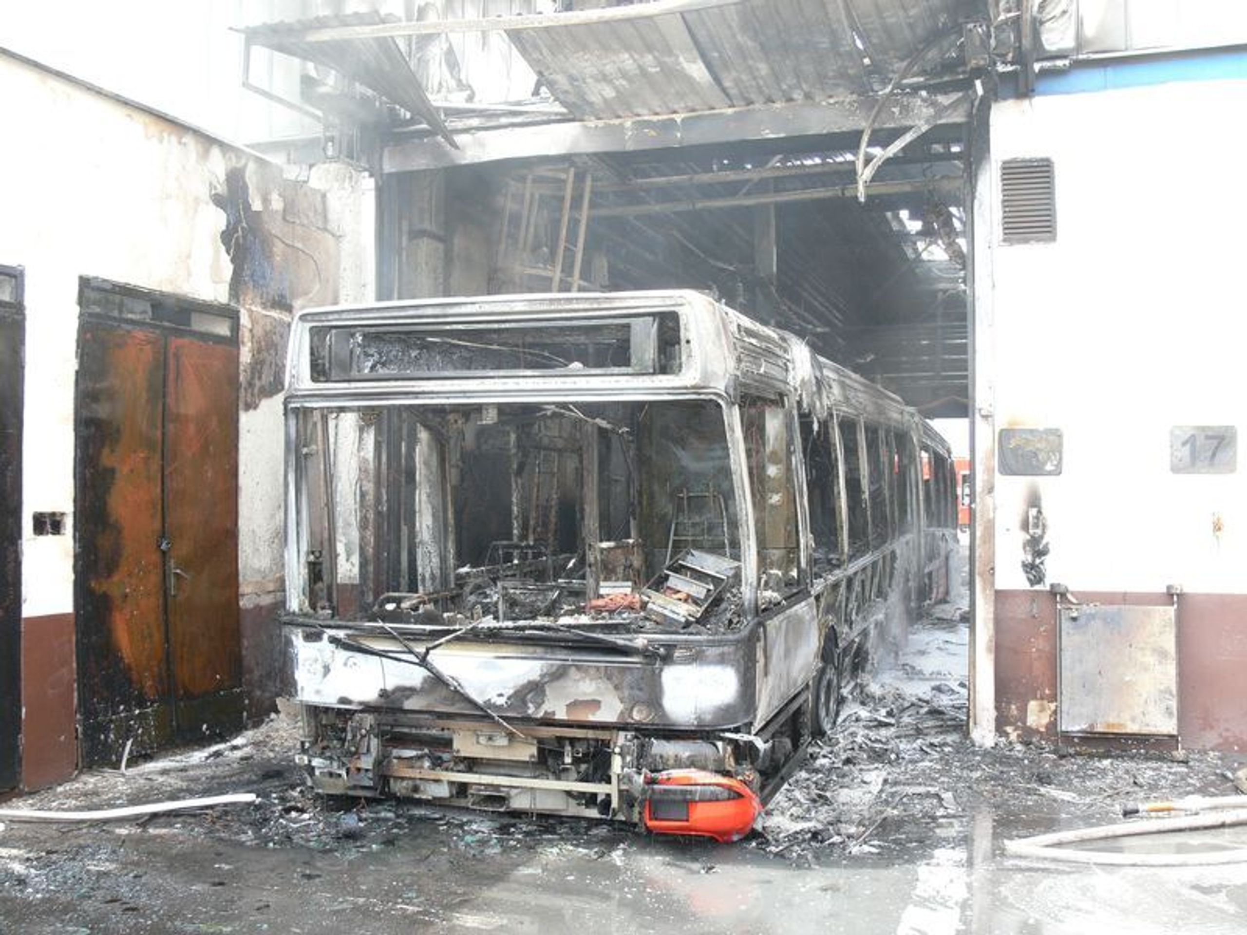 Shořelý autobus dopravního podniku - Fotogalerie - shořelý autobus DPP (5/6)