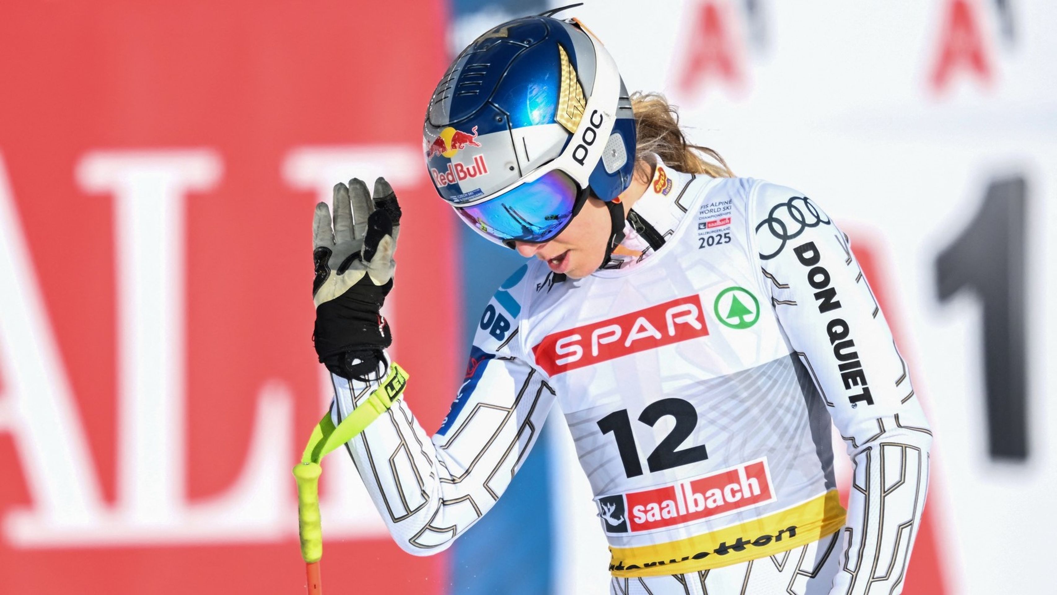 Ester Ledecká zdraví fanoušky - Ester Ledecká na MS v Saalbachu při super-G (4/6)