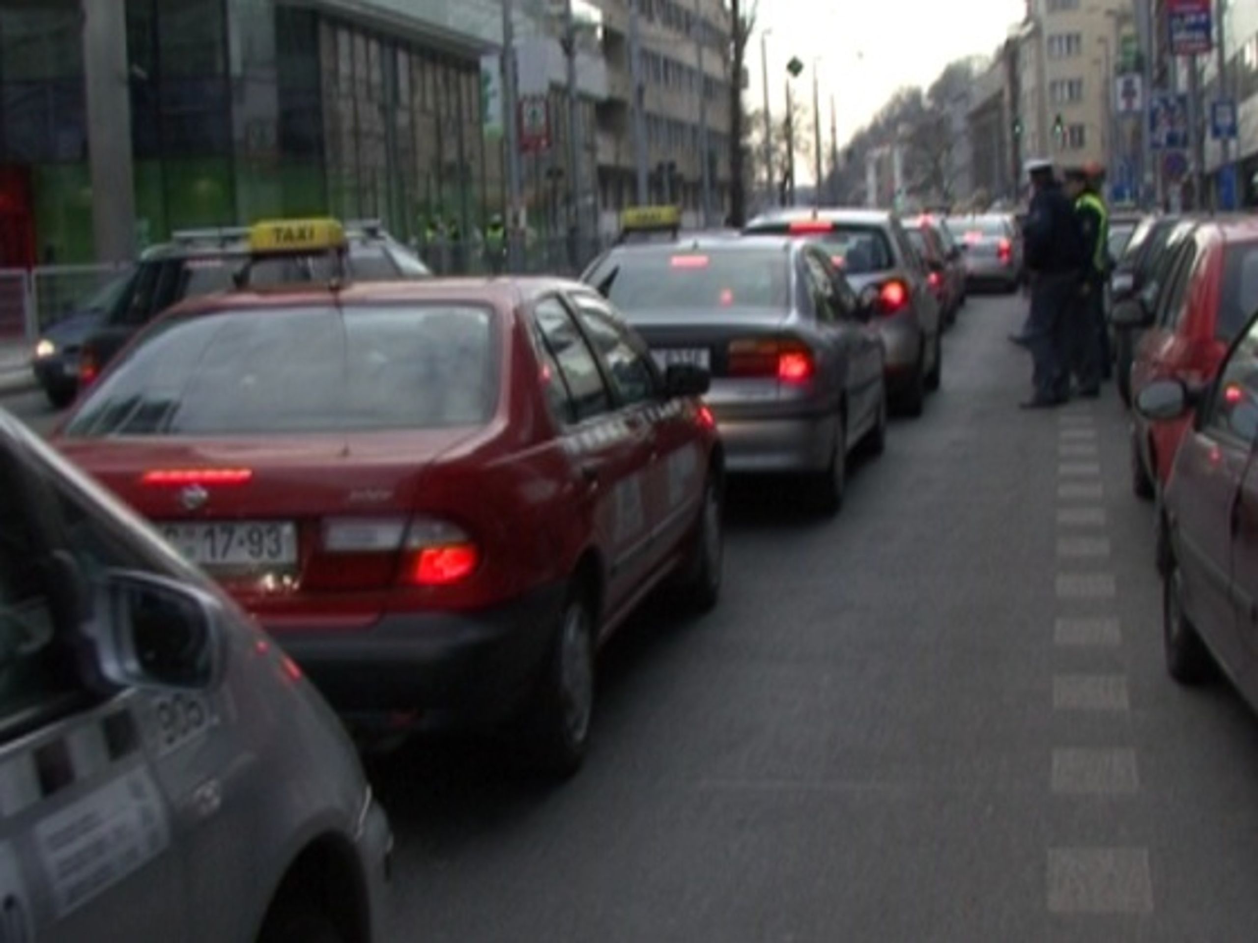 Protestující taxikáři - Taxikáři zablokovali silnici kvůli žurnalistům (1/2)