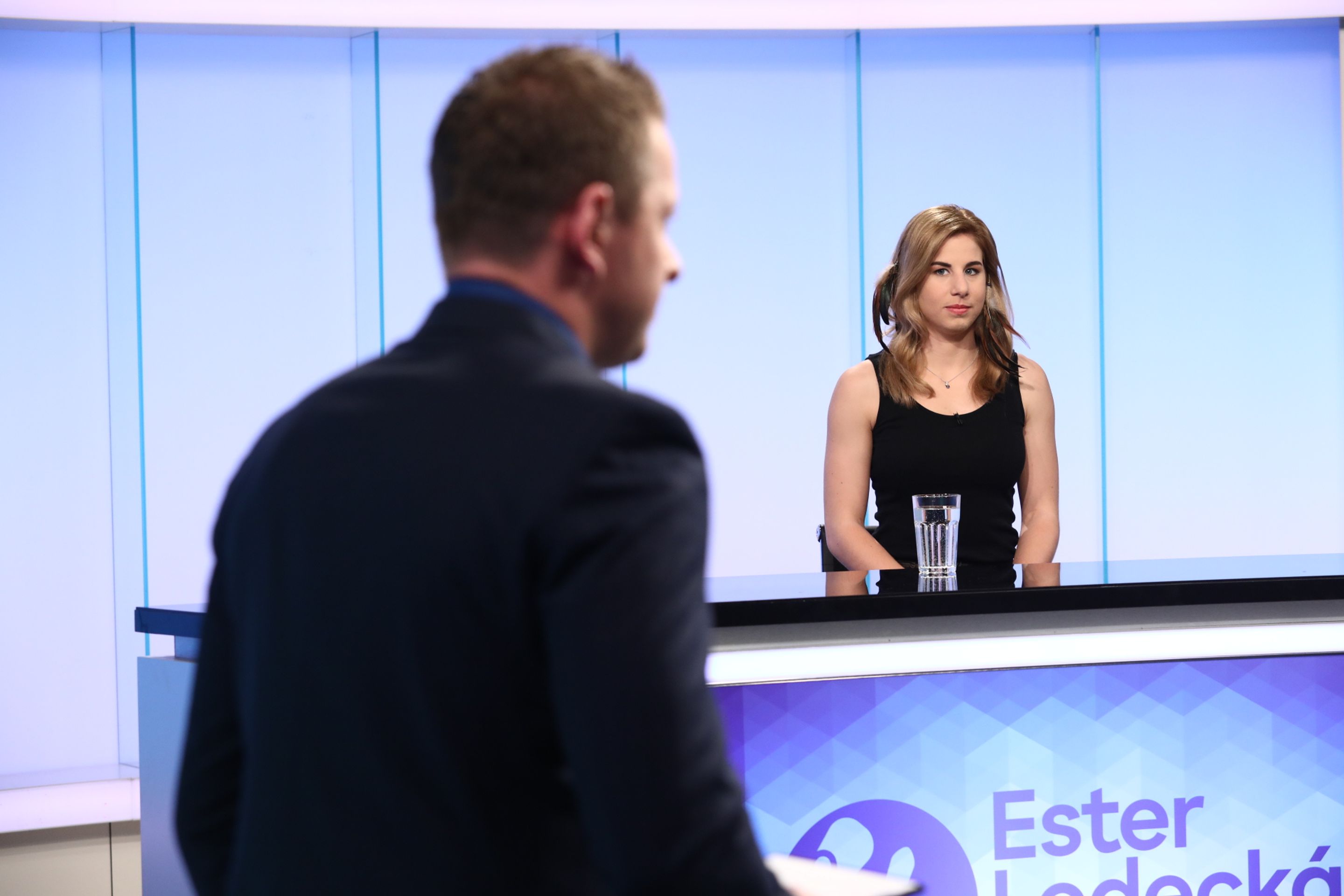 Ester pozorně poslouchala moderátora Štěpána Sokola. - GALERIE: Zákulisí z natáčení rozhovoru s Ester Ledeckou (5/16)