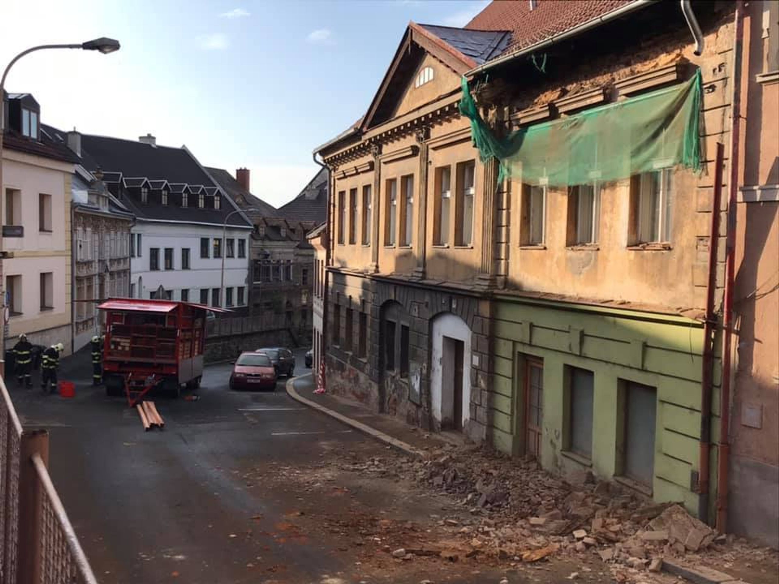 Opravovaná zeď domu v České Lípě se zřítila do ulice - 5 - GALERIE: Opravovaná zeď se zřítila do ulice (2/7)