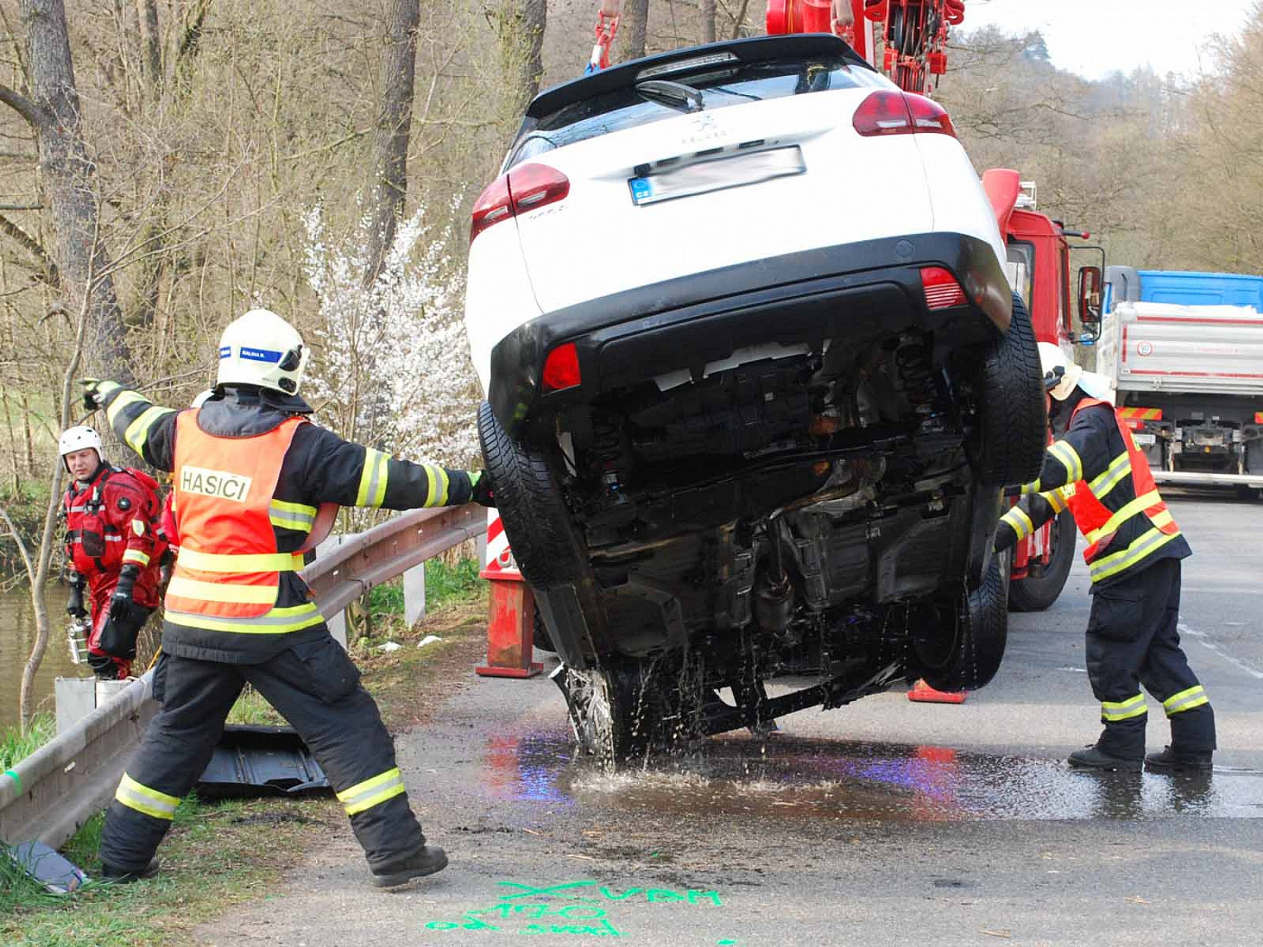 Tragická nehoda na Brněnsku - GALERIE: Auto skončilo v řece, páru už nebylo pomoci (3/4)